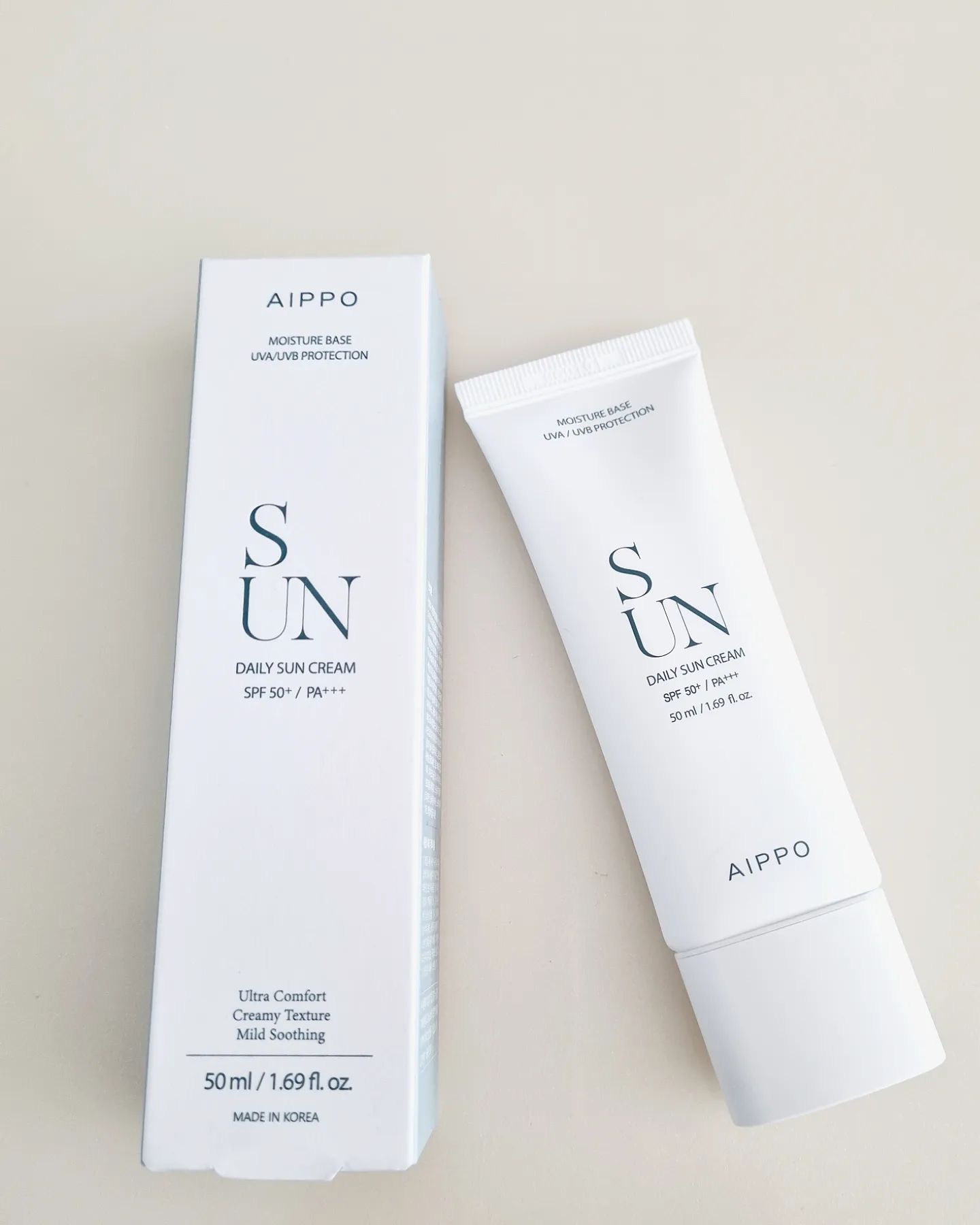 #협찬 

✨AIPPO✨아이뽀 

☀데일리 선크림
SPF 50+ PA+++

✨SPF 50+ (자외선 B를 차단하는 시간)
: 약 15시간 자외선 차단 효과 지속되고!
✨PA+++ (자외선 A를 차단하는 지수) 
: 자외선 차단제를 바르지 않은 경우 대비 3배의 자외선 차단 효과가 있어요!

자외선을 소멸시키는 유기자차와 자외선을 반사시키는 무기자차의 장점만을 조합한 혼합자차 선크림으로 자외선 완벽 차단해요!

그리고 피부에 자극을 줄 수 있는 인공 색소, 인공 향료를 배제하고 
민감성 피부도 안심하고 사용 가능하고!

눈시림, 건조함, 밀림 없는
화해 설문단 만족도 96% 이상의 데일리 선크림! 끈적임 없이 촉촉하고 자연으런 톤업 데일리 선크림 추천해요!

#아이뽀 #AIPPO #선크림 #홈스파스킨케어 #홈스파 #선케어
#선크림추천 #썬크림 #썬크림추천 #데일리선크림 #저자극 #톤업 #skincare #피부케어 #홈케어 #스킨케어 #뷰티 #코덕 #일상 #daily #아이뽀서포터즈