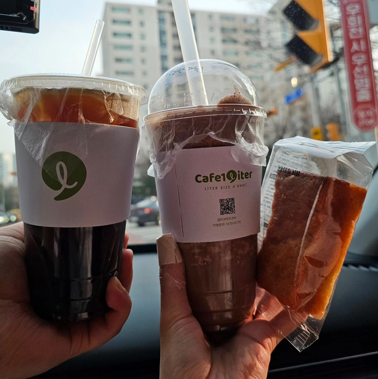 •
-
커피양 실화인가
.
기본이 라지 사이즈부터
.
이거보다 큰거는 하루종일 마실 듯
.
양이 많아도 맛은 아주 좋아서 만족
.
저 황치즈 버터바 진심 JMT
.
아아랑 버터바 조합은 무조건 성공이다
-
#카페일리터평촌점#평촌역카페#평촌카페#평촌카페추천#평촌역와플#카페일리터평촌점#분좋카#분위기좋은카페#테이크아웃카페

캠페인 미션
