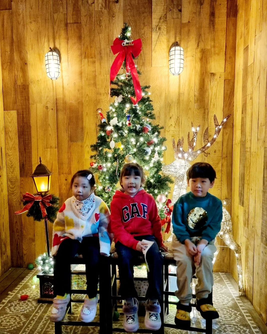 두 아이의 데이트에 끌려온 엄마2, 아빠2, 동생2 ㅋㅋㅋ 여섯명의 사람들이 모여야 성사되는 데이트라니🤣 이녀석 언제 이렇게 컸는지 모르겠지만...스스로 약속 잡아서 벌떡 일어나 준비하고 일정 알려주는 솜씨 놀라움 그잡채! 마지막 사진이 하이라이트 였다. #그의사생활 엿보기는 언제까지 가능할지...ㅋㅋㅋ 잘 놀다왔다^^ #7세라이프 #호야사랑해
