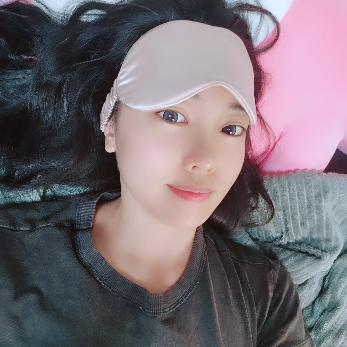 📍 업체로부터 제공받은 제품입니다.
#협찬 #광고 #실크수면안대

🎁 tovsilk_official 

어릴 때부터 집에서 들은 말
"어둠의 자식이야?"
블라인드, 커튼 무조건 암막 !!!
이중설치는 기본중에 기본이며
창문시트까지 암막으로 붙였다 ㅋㅋㅋ

그만큼 난 잘 때 진짜 예민해서
빛차단, 소리차단을 해야하기 때문에
안대랑 귀마개 없이는 못자는편 ,,, 

근데 안대는 자다보면 불편한점이 한두개가 아니라서
안대유목민인데 이제 토브실크 수면안대로 정착할꺼임 !

실크라서 부드럽고 퀄이 무슨일이야?
자면서 불편하다 느낀점이 없었다.
특히 나는 옆으로 누워자기 땜에 자다보면 관자놀이 베겨서
나도 모르게 벗어던지게 되는 날은 깊이 잠을 못자서 더 피곤했다.
근데 요건 불편하지도 않아서
나 요즘 매일 2시간, 많이자도 3시간 자는데
완전 꿀잠자서 피로도가 덜 쌓이는 기분 너무 좋당 >_<!!!

-
#토브실크 #수면안대 #숙면안대 #실크안대 #암막안대 #부드러운안대
#수면용품 #숙면용품 #꿀잠 #꿀잠템 #꿀잠예약 
#광고모델 #뷰티모델 #패션모델 #모델캐스팅 #모델섭외 #광고에이전시
