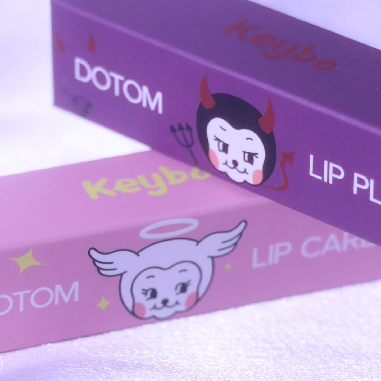 #제품제공 keybo_jp keybo_cosmetic 
도톰 튜브 립밤 엔젤 & 플럼퍼 데몬
/

립케어와 플럼핑을 한 번에 완벽하게!
소량씩 덜어 사용 할 수 있는 튜브형으로
피부 임상 테스트까지 완료한 
볼륨 광채 개선 제품이에요.

진짜 요거 만큼 아픈 립 플럼퍼 없음..
=그 만큼 확실하다는 뜻,,,
비포 애프터 보면 오동통하게 올라온 걸
볼 수 있어요. 사실 5분보다 더 못했음
너무 짜릿해서;;

입술 혈색 도는거 실화냐고요 ㅋㅋㅋ

진짜 제일 효과가 좋고 시원~~ 그자체라서
저는 다른거 안 쓰고 이거 써욬ㅋㅋ
ㅂㄴㄹㅋ 비교하면 요게 더 아픔.
얘는 뭔가 서서히 아파서 절정을 맞이한다면
이거는 걍 올리자마자 개ㅐㅐㅐ아프거든요..

건조한 립에는 엔젤 립밤!
가벼운 제형이라 끈적임 없어서 애용했던..
요 앞전 협찬 받은 요 세트 다 쓰고
이번이 두 번짼데 원래 한 번 한거 
다시 잘 안하는데 얜 다쓰고 필요⭐️
걍 필수템임니다 저에겐..

/

#코덕 #뷰티 #메이크업 #코스메틱 #웜톤 #립스타그램 #립플럼퍼 #lipplumping #lipmakeup #kbeauty #beauty #daily #instabeauty #lotd #cosmetics #뷰티템 #motd #makeup #lip #f4f #リップ #ビューティー #コスメチック #メーキャップ
