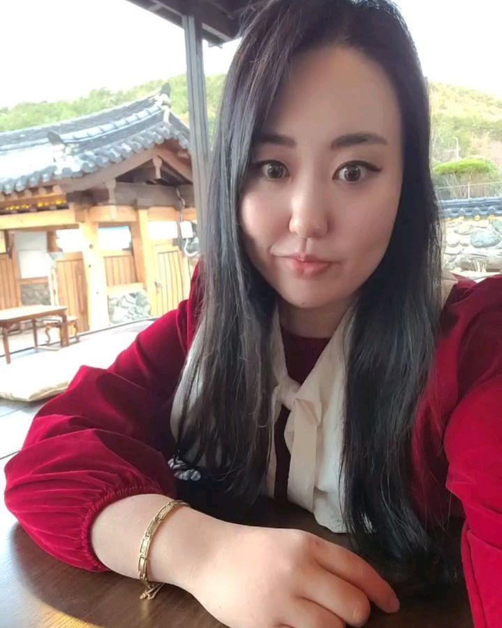 크리스마스준비중😀
명주가극구 말린옷 두개가왔다
흠...하나는일단 이미올터져서 반품...
하나는 그냥 내서타일일뿐
아.주.튀.고.촌.시.럽.지.만.이.쁘.다
난촌시러운단색이어울리고든🤣🤣

#하녹 #기장 #기장카페 #기장맛집 #기장핫플 #카페