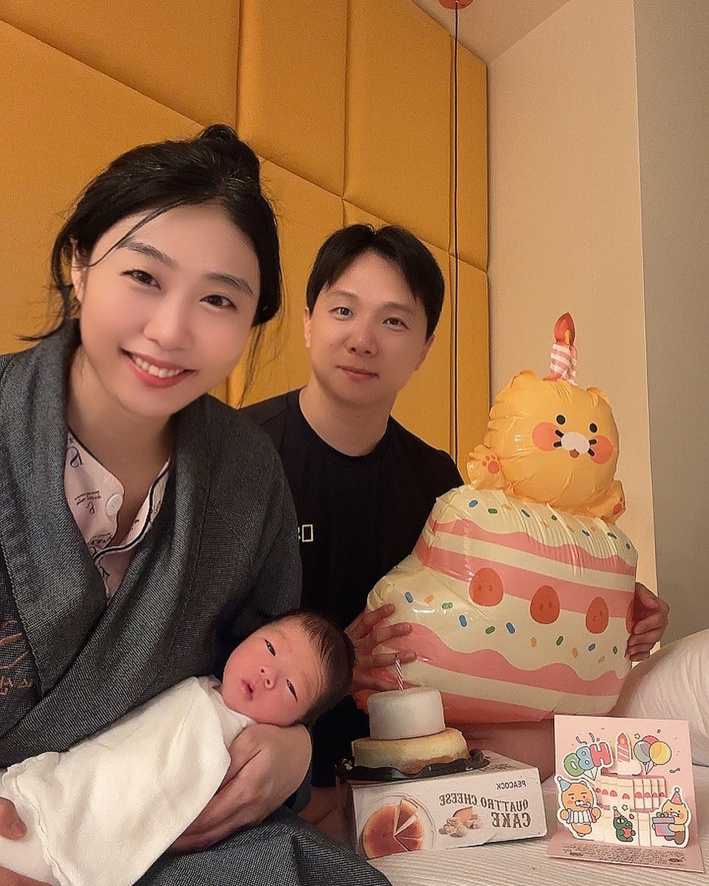 조리원에서 맞는 오빠생일 🎂
미리 준비도 못했고 외출도 안되다 보니, 급하게 컬리로 💜
상황이 상황인지라 제대로 챙겨주지못해 미안했는데 올해 최고의 선물을 받아 벅차게 행복하다는 오빠 말 덕분에, 생일축하노래 부르는 시간이 꽤 낭만적으로 느껴졌다. 그러다가 이제 우리가족 셋인데 다 참석해야지! 하면서 👼🏻 울아가 데려옴ㅋㅋㅋㅋㅋ 우리 첫 가족사진 찰칵찰칵 📸 조리원 옷 입구 꼬질꼬질한 모습이지만 그래서 더 특별하고 좋은 기억으로 오래 남을 듯 하다 !

#0624 #오빠생일 #생일축하해 #첫가족사진 #셀카
#별맹부부 에서 #별맹가족 으로 💓