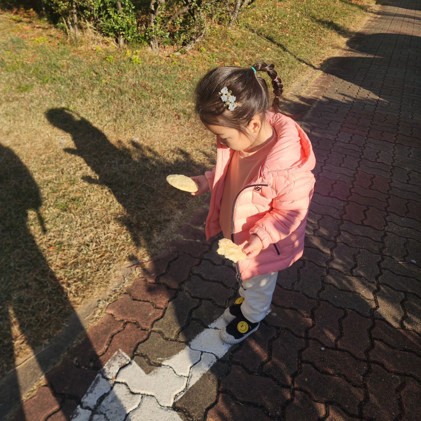 양손에 뻥튀기😂
어린ㅇㅣ집 차 기다리기ㅡ

-23.11.21-