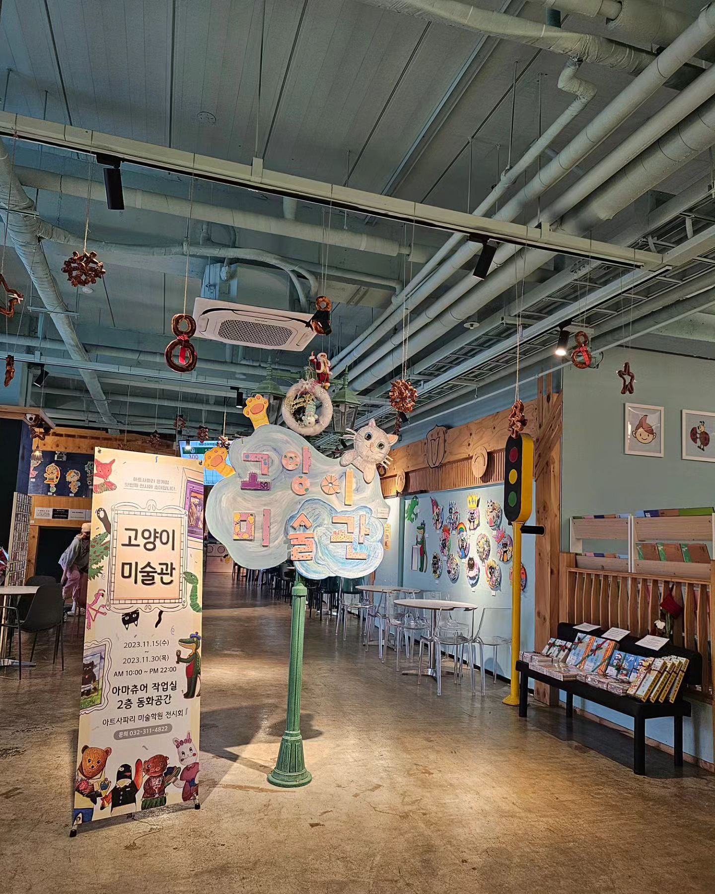 💜

6세부터 재미있게 다니고 있는 아트사파리!
11/15~11/30  기간동안
아마추어작업실에서 열리는 #고양이미술관 전시회🎈
미술학원에서 #전시회 를 주관해주신 덕에
수아에게 또 하나의 소중한 추억이 생겼다💜
전시회 끝나기 전에 한번 더 방문하쟈💕

#첫째 #8세 #미술전시회 #아트사파리 #아트사파리미술학원 #은계미술학원 #고양이미술관 #아마추어작업실 #아마추어작업실시흥점