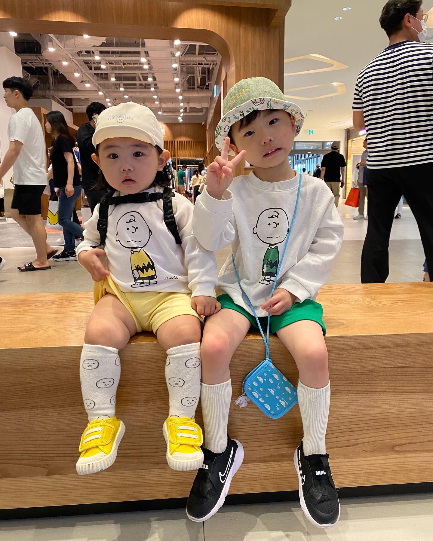 ❤️2023.5.27 생후519일 하윤공주❤️

오늘은 오랜만에 외할미랑 오빠랑 같이 아울렛 나들이 ~~ 크록스도 하나 새로사고 장난감도 두개나사고~~빵도 사먹고 딸기스무디도 야무지게 먹고 저녁에 고기도 먹고 집에와서 엄마랑 씻고 약먹고 우유먹고 기절한 딸랑구🥰 요즘 무슨말이 그렇게도 하고싶은건지 쉴새없이 말하고 장난기는 얼마나 많은지 가족들한테 다 장난치고 애교부려달라고 하면 애교도 부려주고 말도 부쩍 늘었다 의사표현은 원래도 확실한 편이 였는데 말이 늘면서 더더더 확실해졌고 이제 오빠가 때리면 일러주기도 함🤣 
하윤아빠랑 전화통화할때 아빠목소리들리면 무조건 와서 휴대폰에 대거 아빠!!아빠!! 하면서 엄청 부르고 찾는데 할머니 오니까 오늘은 할미를 그렇게 찾는 공주 다음에 할비만나도 똑같이 해줘야대..알게찌? 우리하윤이 오늘도 엄마랑 즐겁게 잘보내줘서고마워 아직 연휴가 이틀이나 남았지만..남은 연휴도 재미있게 잘보내자 내아가🫶