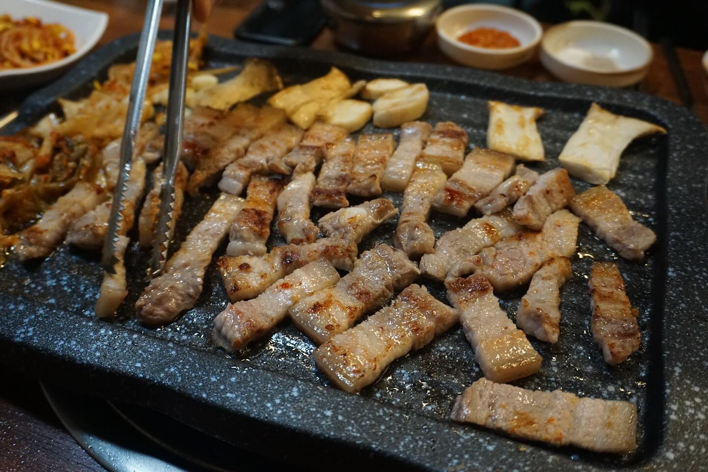 #협찬 #돈돈생고기삼겹살구이 #구리고기집
구리 돌다리 삼겹살집 돈돈생고기삼겹살구이✨

직접 지으신 야채와, 김치까지 반찬 하나하나 너무 맛있었던 돈돈생고기삼겹살구이!

🐷삼겹살 15.0
통버섯과 함께 나온 국내산 생삼겹살!
질좋은 고기란 게 바로 느껴졌고, 고기의 맛도 잡내 없이 맛있었어요.

🐷뒷고기 15.0
비계와 살코기가 적절히 어우러져 씹으면 씹을수록 고소했던 뒷고기
함께 나온 파무침과 같이 먹으면 밥 한공기 뚝딱!

🥣물냉면 0.7
육수도 맛있고, 특히 열무김치도 함께나와 감칠맛이 대박!
고기와 함께 먹기 너무 좋았어요.

🍲된장찌개 서비스
큰뚝배기에 한가득 나온 된장찌개!
우렁이 들어가 있어 국물이 시원해서 자꾸 손이 갔던 된장찌개

📍주소 경기 구리시 안골로 57번길 15
📍영업시간 매주 16:00-23:00 / 정기휴무 매월 둘재, 넷째주 일요일
📍전화번호 031-553-3777

#구리맛집 #수택동맛집 #수택동고기집 #수택맛집 #수택고기집 #삼겹살맛집 #고기맛집 #구리삼겹살 #수택동삼겹살 #구리맛집투어 #구리역맛집 #구리역고기집 #구리역삼겹살 #먹팔맞팔 #먹스타그램