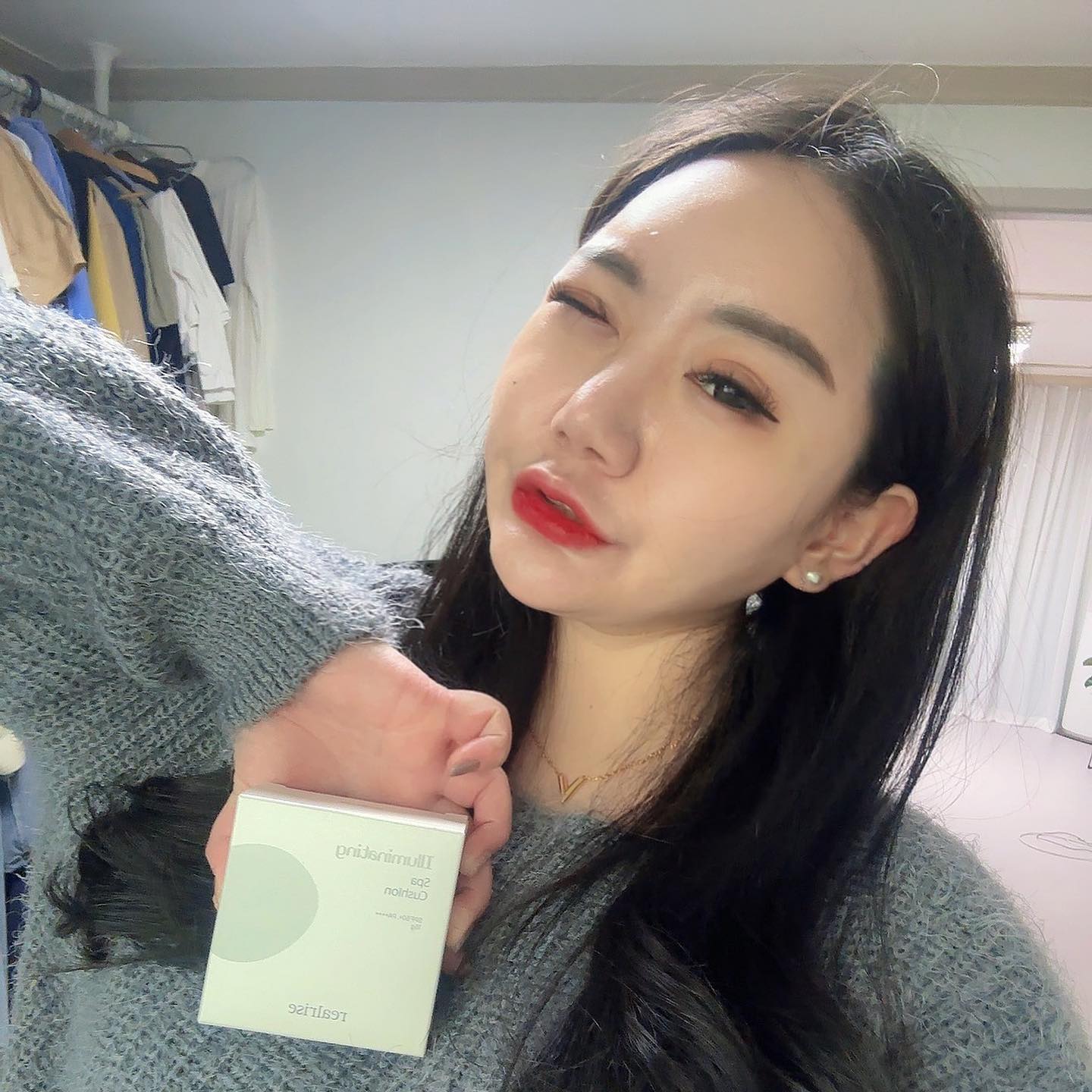 #협찬 

셀카를 올리면 맨날 받는 피부광어떠케내냐는 질문들 ✨❤️
바로바로 방금 스파를 다녀온듯한 물광을 내주는 리얼라이즈 일루미네이팅 스파 쿠션 덕분이랍니당 ෆㅁෆ 
쫀쫀하고 탱글탱글한 루비셀 소재에다가 물방울 쉐입으로 편리한 사용감, 피부에 얇고 균일한 발림성을 자랑한답니당 >.< 답답한느낌 없이 발려서 넘 좋은 쿠션! 물광은 물론, 잡티가리기에도 짱짱 ❤️💙

#리얼라이즈 #에스테틱화장품 #리얼라이즈일루미네이팅스파쿠션 #리얼라이즈쿠션 #리얼라이즈스파쿠션 #스파쿠션 #쿠션추천 #광채쿠션 #홈스테틱 #홈스테틱편집샵 #에스테틱윤광듀오 #에스테틱윤광쿠션 #에스테틱윤광팩 #뷰티 #뷰스타그램 #맞팔 #선팔 #일상 인친 #공구 #쿠션추천 #쿠션