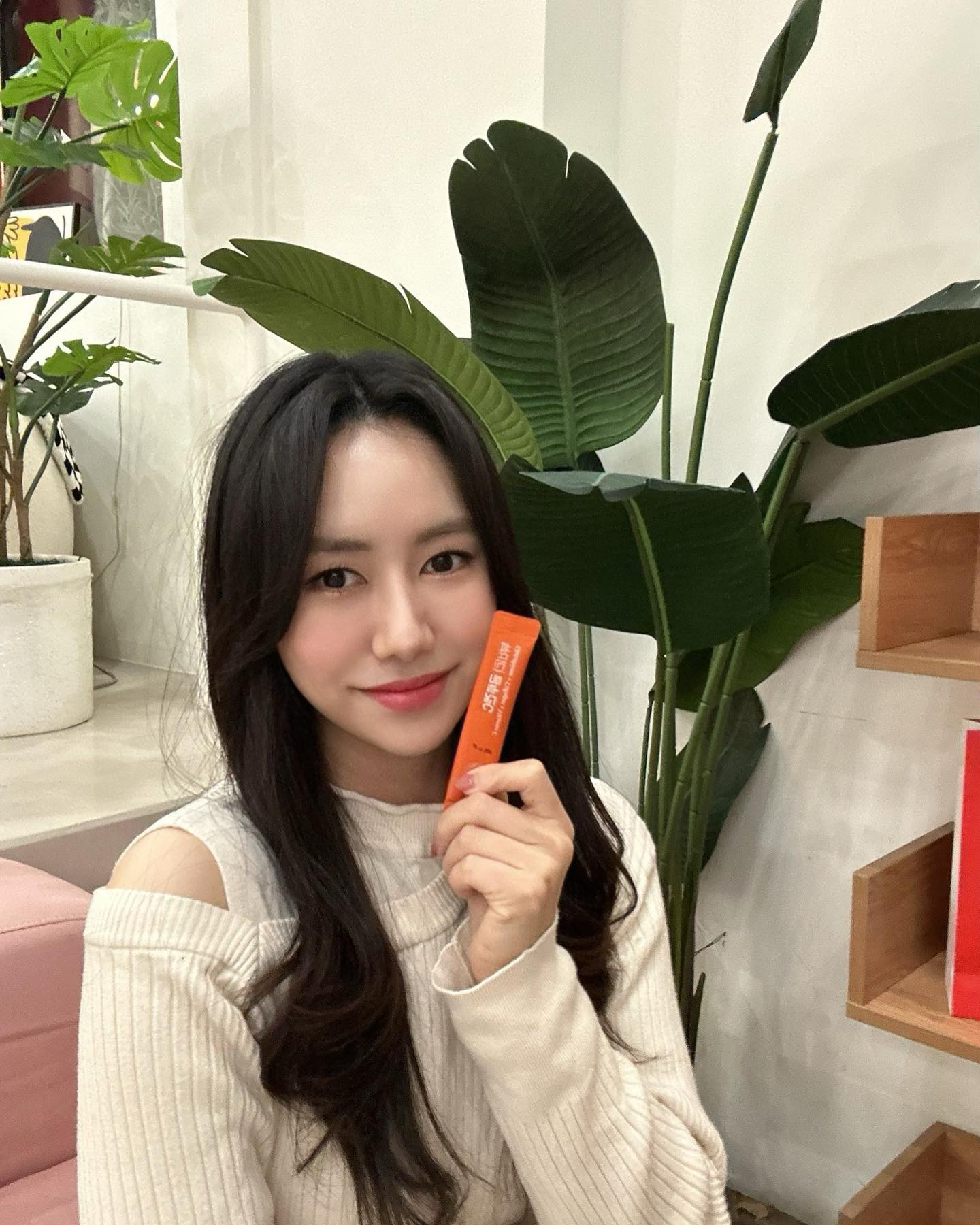 #협찬 

피부 항노화 전문의사 안지현 원장의 배합 설계로 완성된 뷰비타 글루겐c❣️
체내 흡수율이 높은 캐나다산 300Da 저분자 피시 콜라겐이 1,200mg 함유!
체내 글루타치온 증가에 도움을 주는 영국산 비타민c가 1,000mg 함유!
글루타치온은 순도가 높을수록 불순물 없이 순수한 글루타치온을 섭취할수 있는데, [뷰비타 글루겐c]는 프리미엄 100% 미국산 글루타치온을 사용 했어요👍
글루타치온은 글루탐산,시스테인,글리신 3개의 아미노산 결합으로 생체 내 산화-환원 반응에 중요한 역할을 하고 환원 글루타치온은 향산화 작용을 하여 세포의 손상을 방지해준다고 합니다! 
[뷰비타 글루겐c]는 비타민c가 풍부한 모로 오렌지,회복력을 높여주는 카르니틴,콜라겐 생성 촉진에 도움을 주는 오르니틴이 들어있어 다이어트 효과와 피부 고민까지 해결 가능해요🫢

미백과 탄력,생기,피부 활력,향산화를 올인원 이너뷰티 [뷰비타 글루겐c]로 한포에! 
새콤달콤한 모로오렌지맛으로 즐겨보세요👍

지금 장인정신 에브리데이 공식몰에서는 리뉴얼 오픈을 기념하여 딱 한번! 회원가입 후 첫 구매고객 대상으로 990원에 프리미엄 건강식품을 가져갈 수 있는 이벤트를 진행 중입니다❣️

#장인정신에브리데이 #글루타치온콜라겐 #고함량글루타치온 #글루타치온분말 #이너뷰티콜라겐 #콜라겐비타민 #고순도글루타치온 #올인원이너뷰티