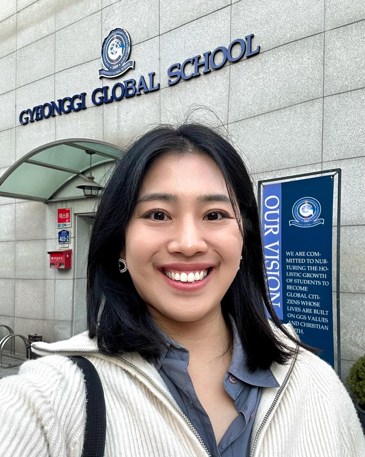 🙈여러분 저 드디어? 취업합니다! 축하해주세요🎉

✔️한-영-중 프리랜서 통번역가
✔️뉴질랜드 TESOL 자격 수료
✔️캠브리지 TKT 자격 수료
✔️해외 영어유치원 7세 담임
✔️국내외 영어학원 유아 전담/ 초등전담 
✔️홈라이브러리 대표
✔️홈영어컨설턴트 하나쌤 유튜브채널
✔️유아 영어그림책 그룹수업
✔️유아 영어 과학실험 수업
✔️홈영어컨설팅 부모교육
✔️홈영어파닉스 유아 파닉스 스터디
✔️홈유투브프로젝트 우리아이유튜브채널만들기
✔️#라즈키즈 전자 영어도서관 컨설턴트 
✔️#유즈스쿨 컬럼니스트
✔️한수초등학교 방과후 영어교사

🥹15년 동안 해온 일들이예요-

2024년에는 #국제학교 에서 
✔️저학년 담임을 맡게 되었어요! 💗

🥲소속되지 않고 주관있게 
무엇을 계속 한다는 것이 정말 쉽지 않았어요.

🥹하지만 항상 응원해주시는 여러분,
저로 인해 막연한 막막함이 없어졌다고 고마워하시는 부모님들,
영어가 쉬워지고 좋아졌다고 하는 아이들이 있기에 
이만큼 올 수 있었어요🥹

🥰아침부터 저녁까지 한 직장에서 일해야 하는 건 
아이들 키우면서는 처음이네요-! 
앞으로의 변화로 인해 헤쳐나가야 하는 일들이 많지만! 
응원해주세요! 💗💗💗💗💗

#홈영어하나쌤 #교육크리에이터 #교육인플루언서 #국제학교 #국제학교담임 #internationalschoolkorea #경기글로벌스쿨 #영어교육 #언어교육 #파닉스교육 #방과후영어강사 #영어강사 #과외선생님 #통번역가 #영어유치원 #테솔자격증 #직장맘스타그램 #영어도서관