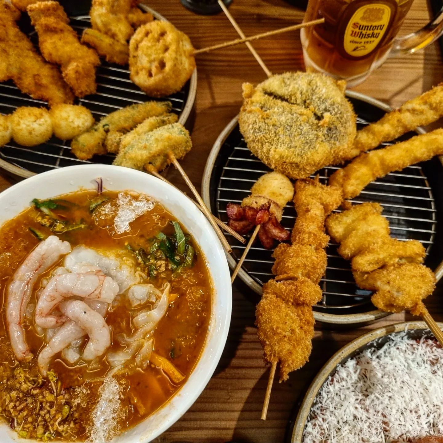 #협찬 미슐랭 선정 업장의 세프님 요리를  가성비로 맛 볼 수 있는 곳 
이제 쿠시아게오마카세 대신 압구정로데오 "뉴아게" 로 

닭, 돼지, 소, 새우, 야채 등등 여러가지 꼬치와 다양한 메뉴 뿌시고 왔습니다🔥 

고기류 꼬치중에서는  닭이 제일 맛있었어요 닭이 촉촉 그자체..❤
표고버섯도 별미니까 방문하시면 하나 시켜보세요!
물회에 단새우까지 진짜 맛있었어요 물회가 칼칼하고 
비주얼까지 너무 귀여움❤ 

쿠시카츠+물회에 하이볼 꼭 드세요 진짜 갈증 다가시는 맛
얼그레이 하이볼, 유자하이볼 다양하게 있으니 취향대로 선택 가능

✔단새우 오징어물회-15.0
✔쿠시카츠 세트(닭 추천)-14.0
✔표고 쿠시카츠-2.5
✔새우 쿠시카츠-3.0
✔토마토 수박 그라니따-7.0 

#뉴아게 #압구정맛집 #압구정술집  #신사동맛집#청담맛집 #강남맛집 #연예인맛집 #미슐랭 #쿠시카츠맛집 #쿠시아게맛집 #먹스타그램 #먹스타맞팔 #먹팔 #먹팔해요 #선팔#맞팔 #맞팔해요 #푸드스타그램 #맛스타그램#맛집추천 #일상 #일상공유 #좋테#좋반 #먹소통 #fff  #좋아요맞팔#선팔하면맞팔