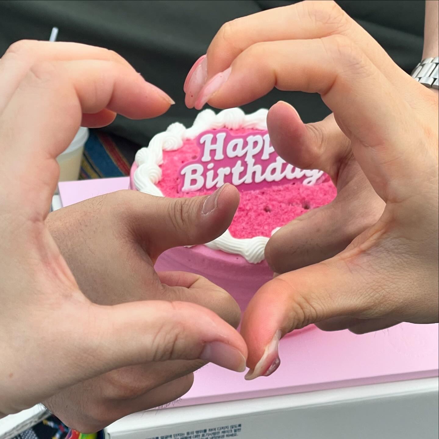 미뤘던 생일기록🎂💗
감사로 채워지는 나의 청년의 시간들
금을 만드는 시간에도 결코 혼자내버려두지 않으시는
선하신 주님을 신뢰하며 나아갑니다

그러므로 내 사랑하는 형제들아 견실하며 흔들리지 말고 항상 주의 일에 더욱 힘쓰는 자들이 되라 이는 너희 수고가 주 안에서 헛되지 않은 줄 앎이라 [고린도전서 15:58]

늦었지만 올해 생일도 축하해주었던 모든 내 사람들
고마워 너무너무🫶🏻