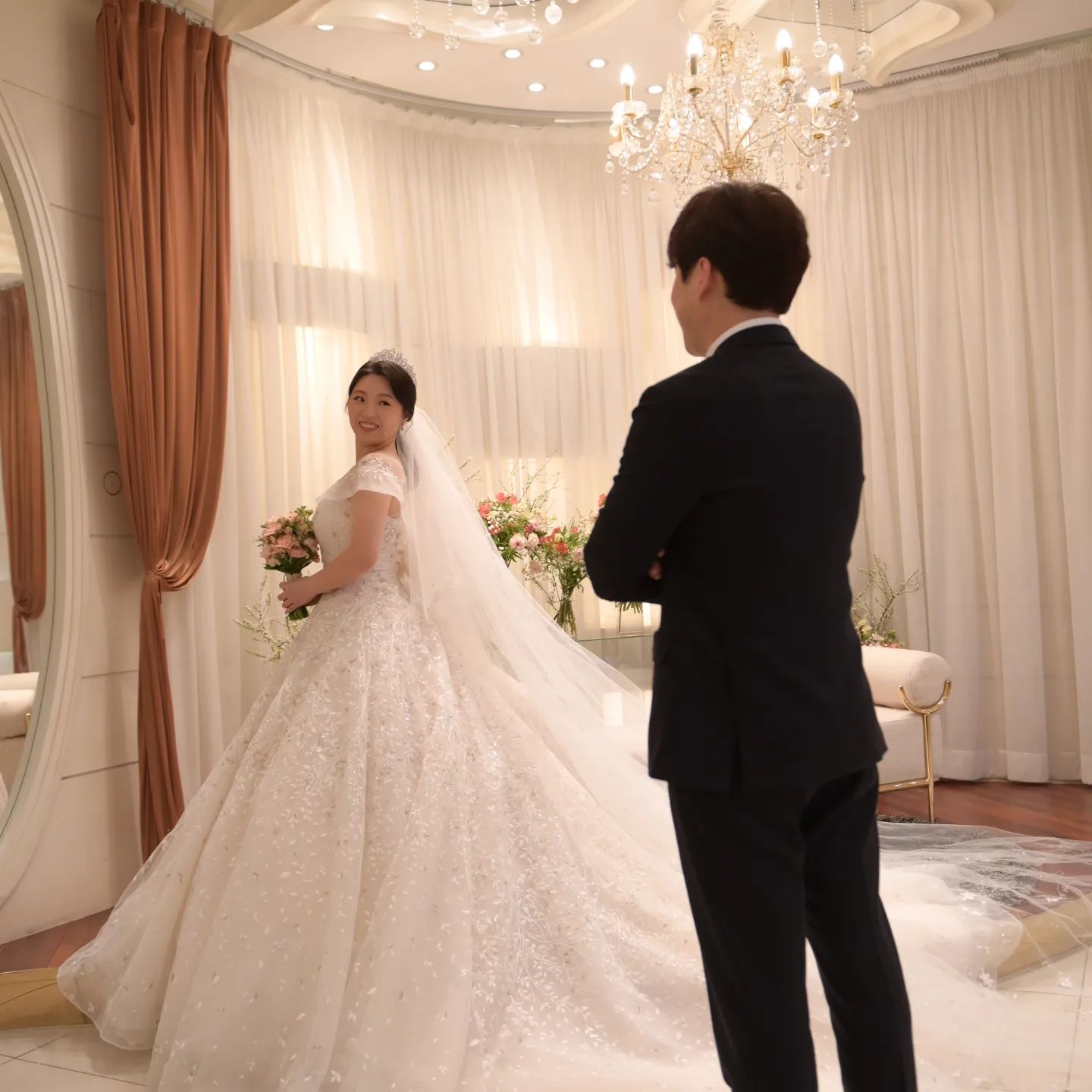 너무 뒤돌아봐서 약간 가자미눈 될뻔 했지만 다행히 적당하게 멈춘듯ㅎㅎ 
B컷 느낌의 본식 스냅사진!

direct.wedding
#다이렉트결혼준비 #결혼준비 #본식스냅 #결혼사진 #웨딩홀사진 #신부대기실 #결혼준비는다이렉트결혼준비카페에서 #추천인코드 #팡두리 #다이렉트추천인
추천인코드 입력후 계약시 포인트3만원적립
추천인: 팡두리