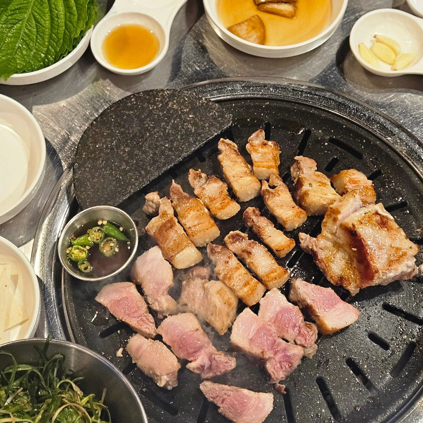 #광고 #협찬 #리뷰노트 

두툼한 고기를 저온숙성하여 쩌는 감칠맛과 
쫀득쫀득한 식감의 삼겹살과 돼지생갈비🐷

달달한 양념의 돼지양념갈비는 단연 최고👍
흔치않는 고깃집하이볼과 쫜득한 껍데기도 있어요 🍹🍖

제일중요한거! 주차!🚗
매장옆에 1시간 무료주차 가능하다고합니다.

가성비 좋은 흔치않은 두튬한 고기 
두번드세요 세번드세요 백번 드세요!!!!!!👍👍👍

#이조숯불돼지갈비 #망미맛집 #수영맛집
#배산역맛집 #연산맛집 #부산맛집 #맛집 #돼갈맛집
#돼지갈비 #돼지생갈비 #저온숙성고기 #삼겹살