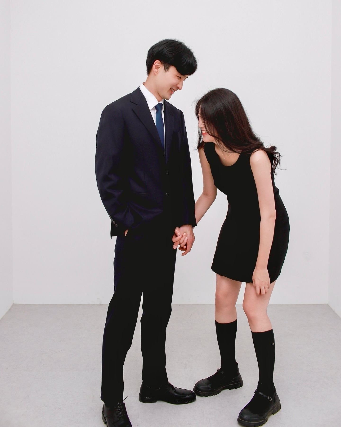 귀차니즘들 답지 않게 부지런했던
첫 번째 #결혼기념일 🩵
(2시간 외출에 기 빨린 히키코모리들)
의외로 오빠가 더 만족한 셀프 촬영
앞으로 음식은 사 먹자면서
어디서 먹을지랑 함박스테이크
돼지고기 비율 고민하는 모습 보아하니
내년에두 만들어 먹나...?ㅋ😋ㅋ