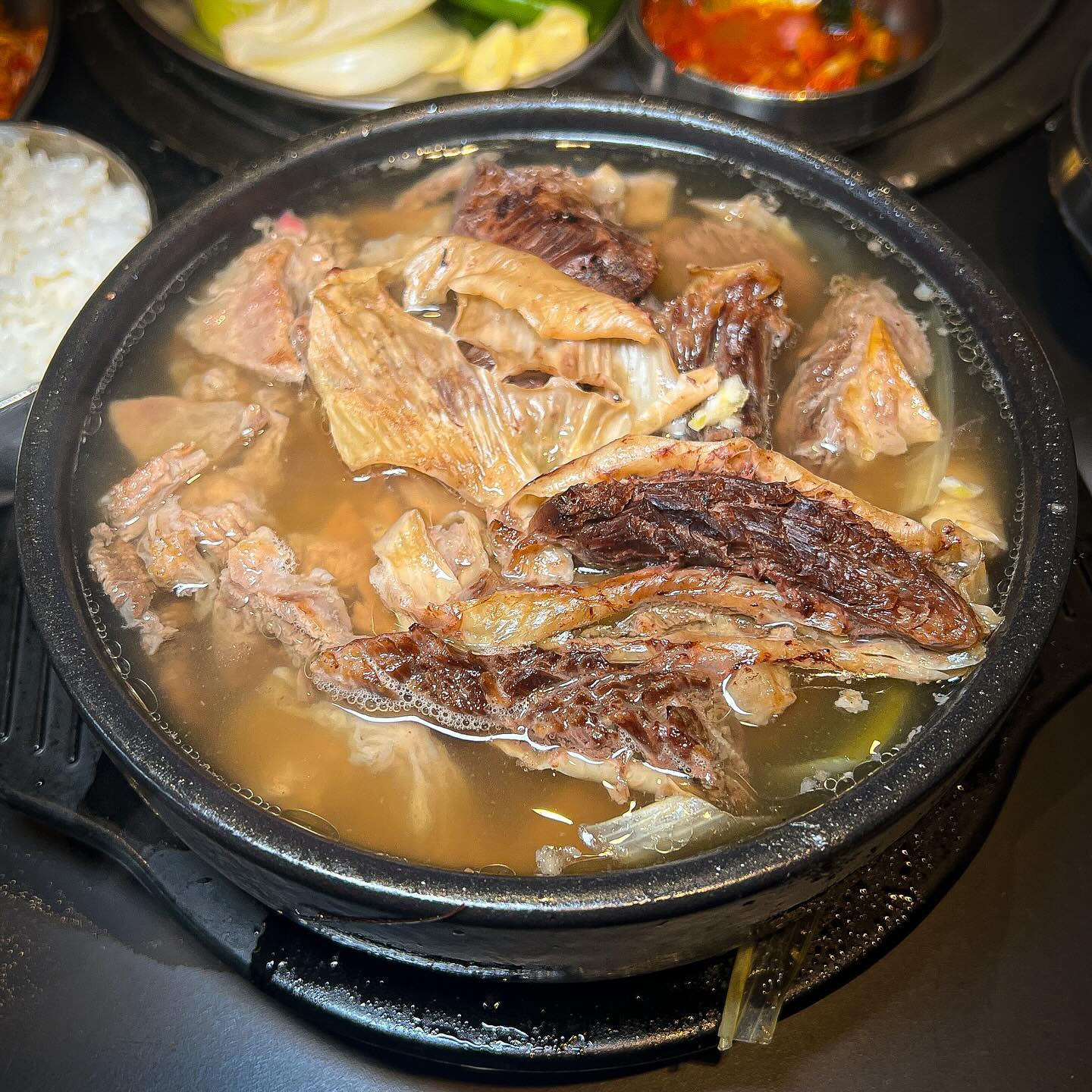 ⠀
고기가 끝없이 쏟아져나오는 12천원 무국(?) 아니고 고깃국,
6-70대 어르신들도 이날씨에 한시간씩 웨이팅하는 유명한 집,

만이천원이라는 가격이 믿기지 않을만큼 고기양이 압도적이다,
메뉴 이름이 무국인데 정작 무는 두세조각이고 나머지가 다 고기.
⠀
⠀
여러 부위의 고기와 근막이 낀 잡육을 푹 끓여내 질긴감이 1도없음
국물 자체에 기름기가 좀 있는편이라 소금 후추 팍팍치면 감칠맛 업ㅋㅋ

이게 뭐 대단하고 장인의 맛이고 그렇다기보단 맛 자체는 평범하지만
넘쳐나는 음식양에서 느끼는 든든한 그런 만족감이 있다.
⠀
⠀
점심시간엔 웨이팅은 필수이고 왠만하면 오픈런 추천
2인분부터는 포장도 가능한데 고기양이 더 많아짐ㅋㅋ
갈비탕150개 무국20개 한정이라는 말은 구라인거같음.
⠀
⠀
⠀⠀
#옛맛서울불고기 #왕프로마포구

#고기폭탄무국
#상수맛집추천
#상수역맛집추천 
#맛도리그램