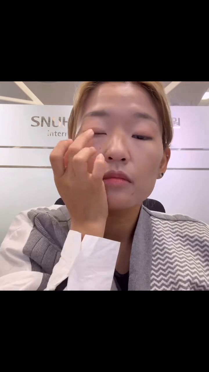 8분컷 메이크업 영상 대공개 😎
8배속으로 만들었어요. 

기초는 토너-세럼-아이크림 미리 발랐어요. 

톤업썬크림
팩트
아이섀도우
볼터치
립
아이라이너

끝.