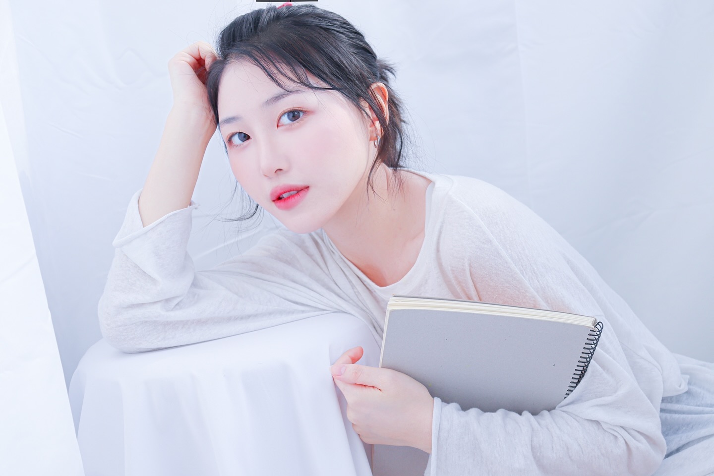 노메이크업 메이크업임 😉
.
.
1학년때 카메라 샀다고 신나서 자취방 베란다에 흰천 걸쳐놓고 찍었던건데 그때산 카메라는 먼지만 쌓여가고 그때 풋풋함도 다죽었네 😞😞

#4년전 #과거사진 #노메이크업 #노메이크업메이크업 #새내기 #새내기메이크업 #자취방 #자취방스튜디오