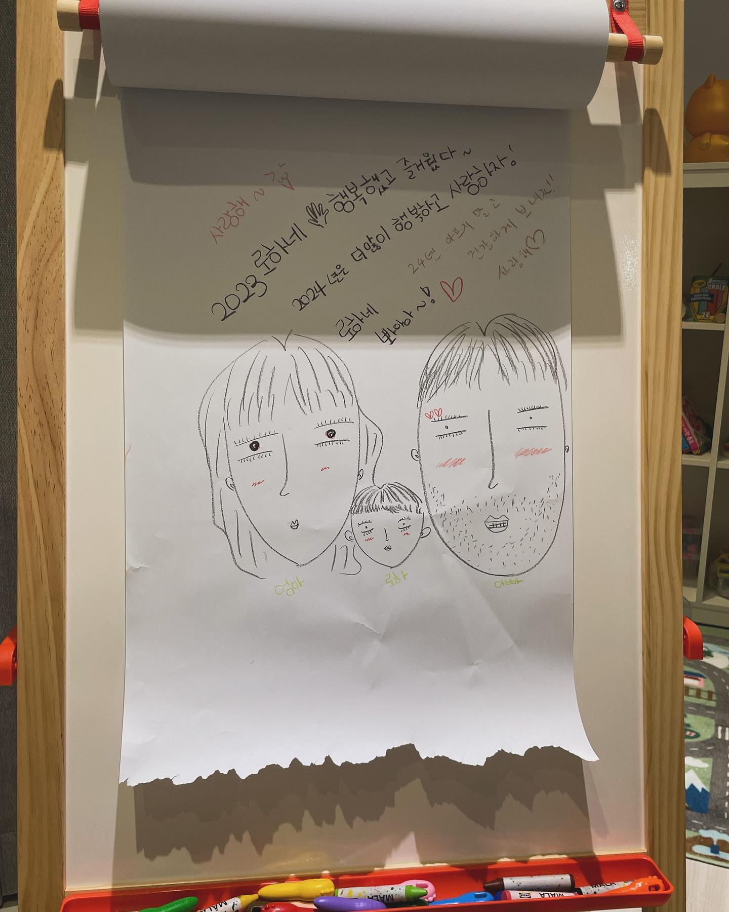 로하네 
올해도 행복했으니
내년에도 두배로 행복하자❣️
.
.
#로하네
#31일
#가족그림
#❤️
#발로그림
#행복하자
#캐리커쳐 
#ㅋㅋㅋ 
#귀여워
#마지막날
