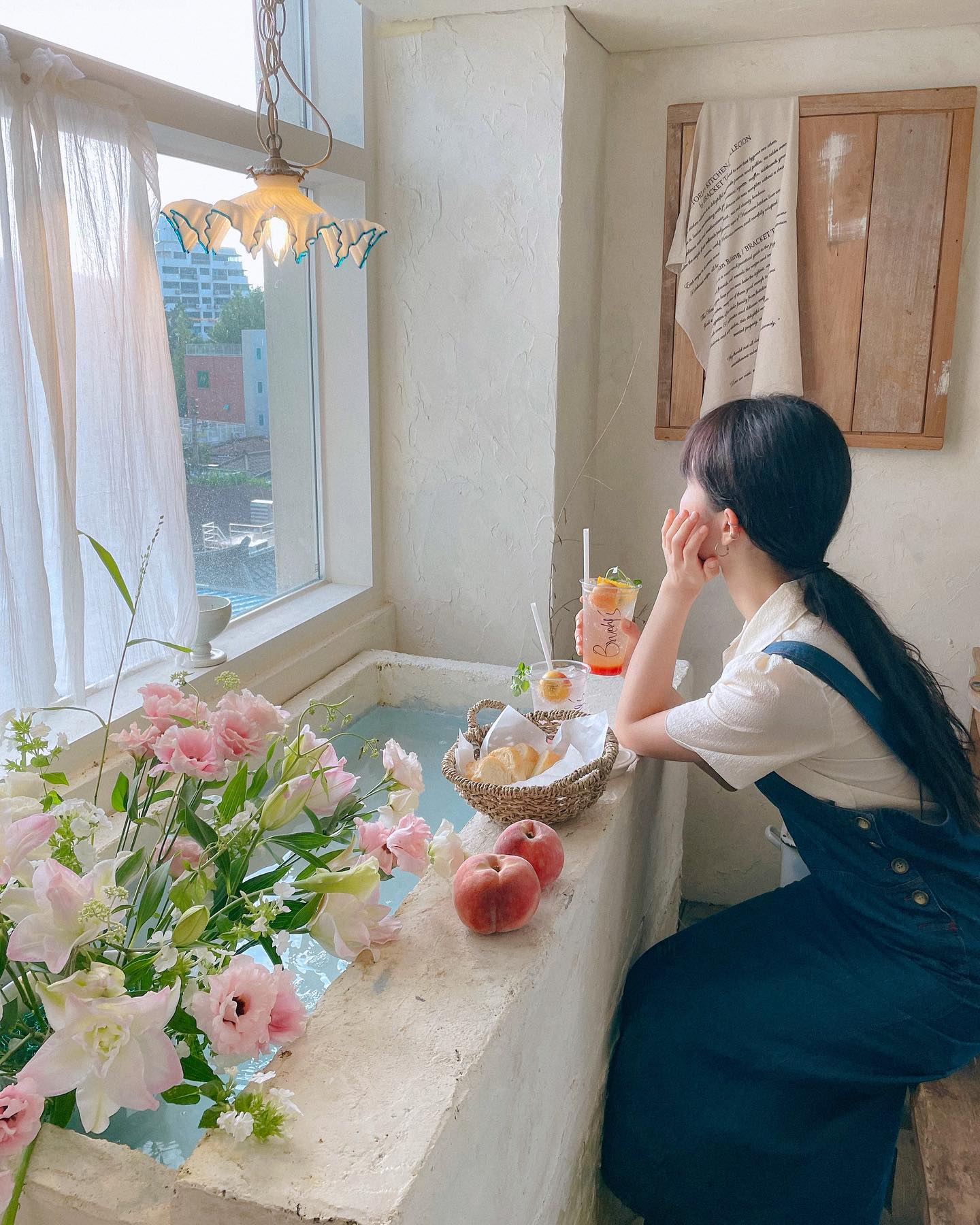 구석구석 예쁜 여름 모먼트🍐
촬영도 잘하는 친구랑 그동안 못다한 이야기들 하느라 하루종일 입아프게 데이트하고 찍고 놀고 먹고🍠💚

#연남동카페#브래디스커피바#브라켓테이블#카페투어#seoulcafe