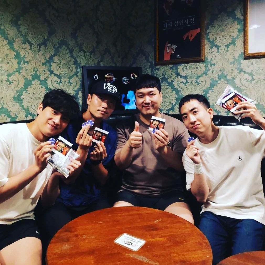 #협찬 
함께 촬영하고 있는 배우님, 함께 공연했던 배우님, 당근에서 모시게 된 분까지!
독특한 조합(!)으로 함께 한 크라임씬. 경성호텔에서의 살인자는 이 중에 누구일까요?!
::
다음엔 하얀방에도 가고 싶고, 타짜가 되고 싶기도 하네요. :)
(놀기만 하는 건 아니고, 본업도 열심히 하는 중. 정말임😉)
::
#강남놀거리 #강남역방탈출 #강남데이트코스 #강남이색데이트 #강남역놀거리 #강남방탈출 #크라임씬카페 #크라임씬카페강남 #크라임씬카페강남2호점