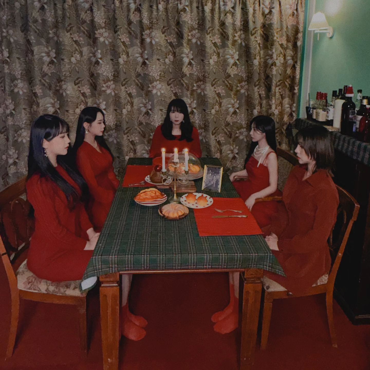 Peek-A-Boo
너무 해보고싶었던 단체컨셉이였는데
다들 선뜻 함께해주어서 감사합니댜..🩵
제가 컨셉사진에 진심이여서요 헿
다음에 또 하고싶은 사진 있음 함께해주세요..🖤