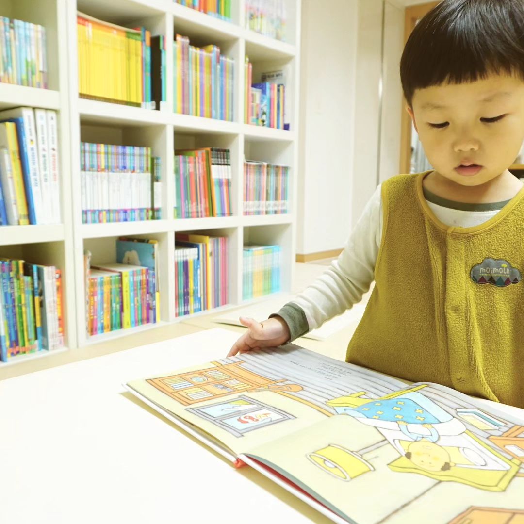 #협찬

📚 안톤 선생님의 다 고쳐 병원
  1️⃣ 어디가 아픈가요

- 목이 쉬어 작은 소리만 나오던 수탉
- 감기 걸려 열이 난 호랑이
- 턱이 빠진 악어
- 기운 없는 염소

각 동물들에게 알맞은 처방을 하며 아픈 동물들을 치료해주는 곳이에요.
그런데 안톤 선생님이 쓰러졌다??!!!
과연 동물 친구들은 어떻게 대처했을까요.

ㅡ

유쾌하고 즐거운 동물병원의 이야기가 담긴 그림책이에요.

.
.
.
#한빛에듀 #안톤선생님의다고쳐병원 #유아신간 #유아그림책 #유아창작그림책 #동물그림책 #유아도서 #유아도서추천 #유아추천도서 #유아베스트셀러 
hanbit_edu
