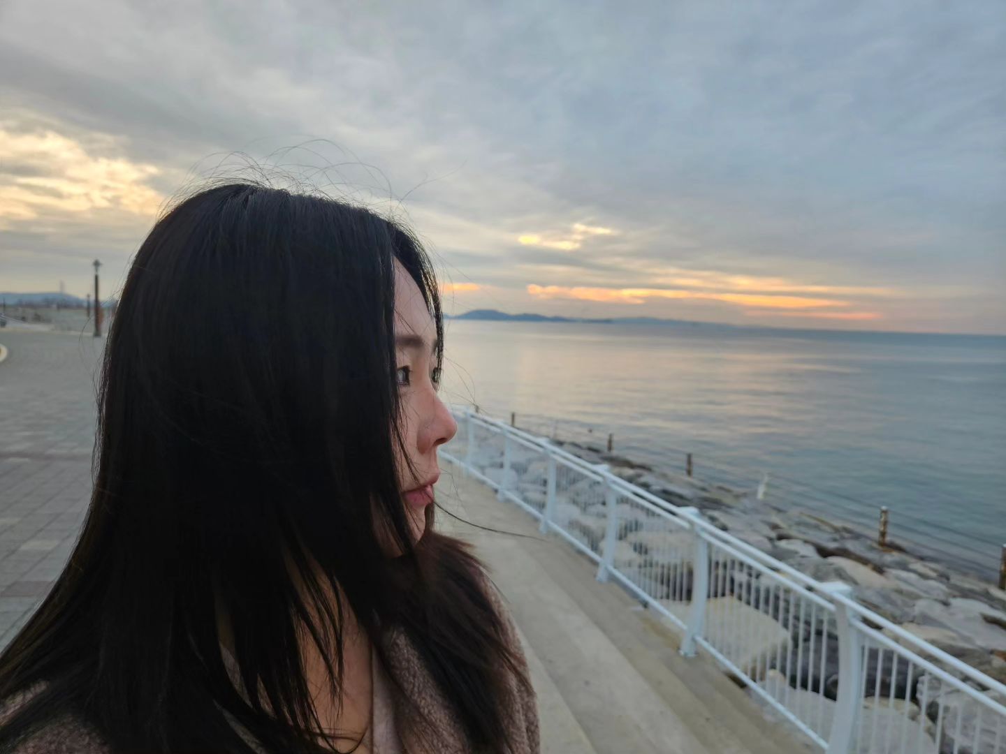 .
내가 사진 가장 잘 찍히는 각도로 
나의 모습을 가장 잘 아는 
#전담사진작가 가 찍어준 사진들
역시 경력 18년은 못속인다잉?🤭📸
.
.
.
#전담사진작가 는 #시은빠
#🫶 #겨울바다 #sunset #노을
#231126