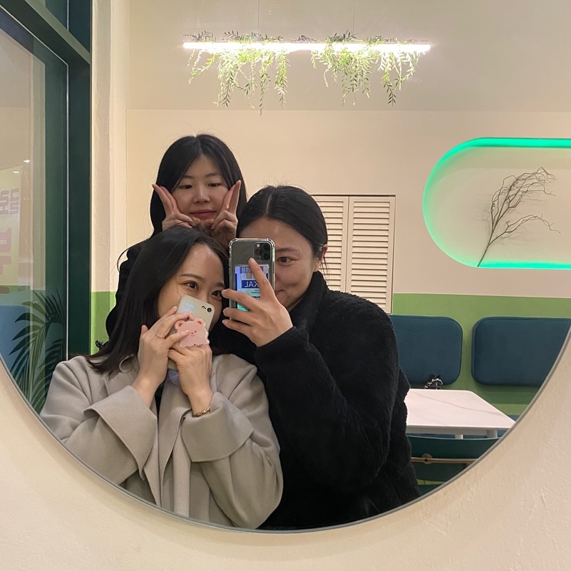 옹기종기 ㅋㅋㅋ
일반카메라에 얼굴 다 가리기

셋이서만 술한잔하는게 처음이라니
내가 더 신경쓸게요🤍
 
인도 가보자고💡
 
 
#인도시장 
#14억인구