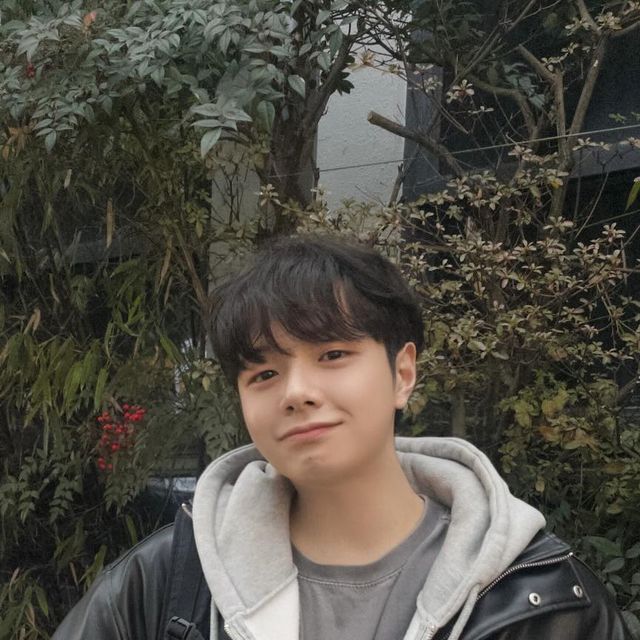  유현우 on Instagram: "#광고

새해 첫 게시글은 예쁜 레더자켓이랑 ••🥹
핏 왕 예쁘다 ´͈ ᵕ `͈ ♡°◌̊

#스탠다드에러  #STANDARDERROR #남여공용자켓  #자켓 #데일리룩 #자켓추천 #간절기아우터 #jacket #パンツ  #outer  #스탠다드에러x텍토리 #하이넥레더"