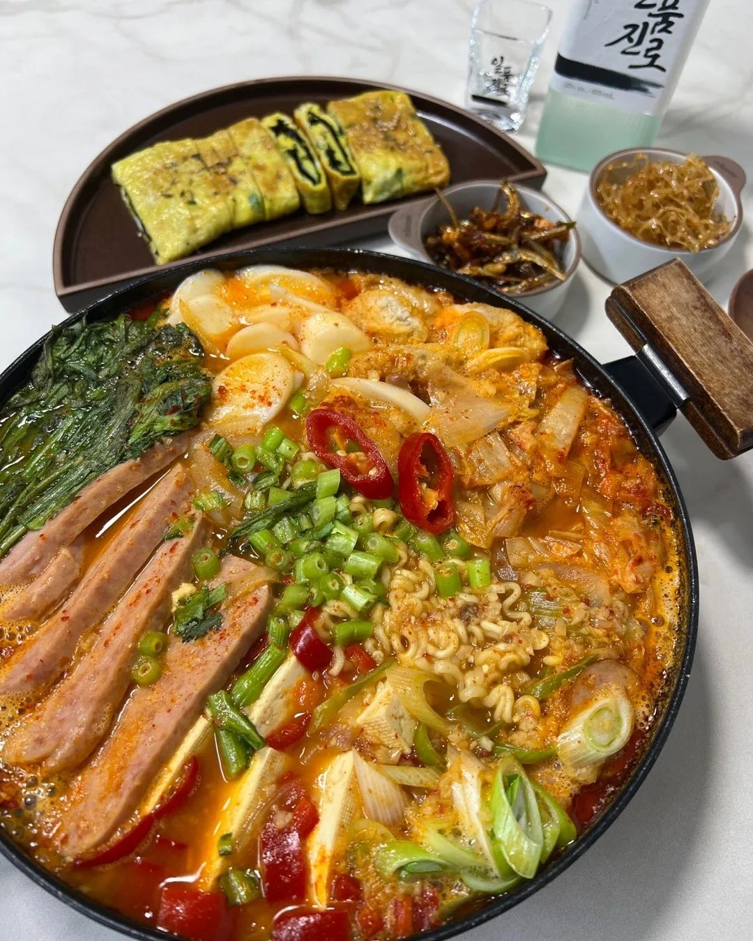 #요리하는박선생 #집밥 

오늘 날씨 너무 좋았죠 🌸

박선생네는 산책도 하고 
'파묘도 보고 낮술도 가볍게 한잔하고 
행복한 일요일 보냈어용 

저녁은 
내일부터 해외출장 가는 남편님을 위해
그의 소울푸드 부찌를 한가득 끓였어요~

스팸도 큰거 한 통 똬악-!!
소시지. 떡. 두부. 라면사리에 미나리까지 🌿

너무 많이 넣어서 흘러 넘치고 난리도 아니였지만
일주일간 자유부인이라서 저... 많이 신나요ㅋㅋ

다음 주는 날씨가 더 좋아지겠죠!!? 

울님들 큰 일교차에 감기 걸리지 마시고 
따뜻한 봄날 맘껏 즐기쟈구요 🙆‍♀️

.