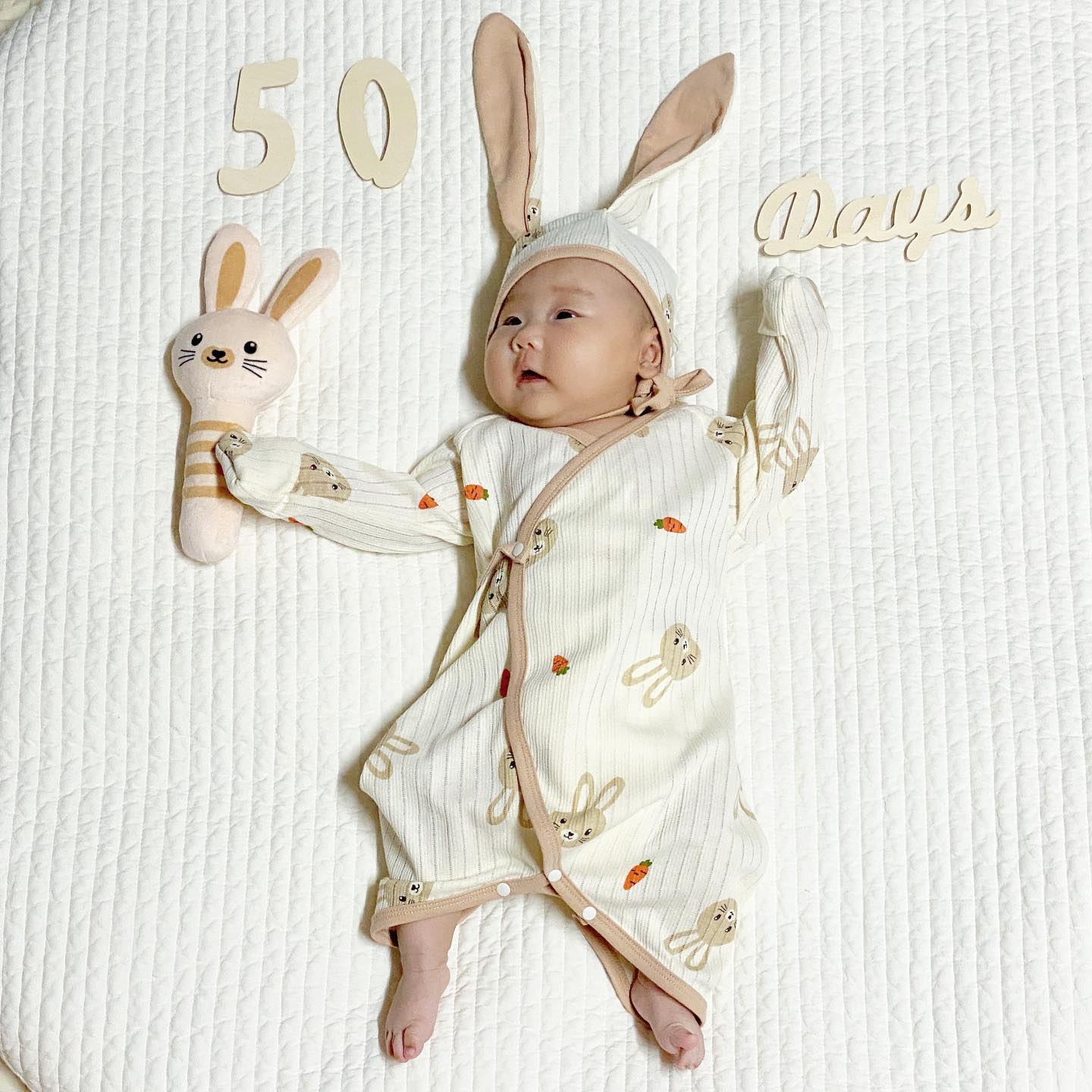 🐰 육아일기 D+50

4.7kg / 55cm

< 친정에서 보내는 한 달 >

며칠간 갑자기 배앓이와 분수토를 했다
놀란 마음에 친정으로 짐을 싸들고 왔고
병원에서 과식을 조심하라셨다

혼합수유 중이었는데
분유량과 모유량이 동시에 늘었던 탓

타이밍이 그런건지
친정에 오니 언제 그랬냐는 듯
잘 자고 잘 먹는 봄봄이

친정엄마 조언에 따라
수유텀이고 수유량이고 평균 그런 거 다 버리고
봄봄이 기준이 맞게 먹이니
알아서 저녁 통잠도 자고 몸무게도 잘 늘었다

봄봄아,
엄마는 하나도 안 힘들어 🥹
봄봄이 속도에 맞게 잘 먹고 잘 크자❣️

#육아일기 #육아일지 #육아기록 #성장기록 #육아 #육아맘 #육아소통 #육아용품 #육아스타그램 #아기옷 #신생아옷 #출산준비 #출산준비물 #출산선물 #50일셀프촬영 #50일촬영 #50일아기 #50일촬영소품대여