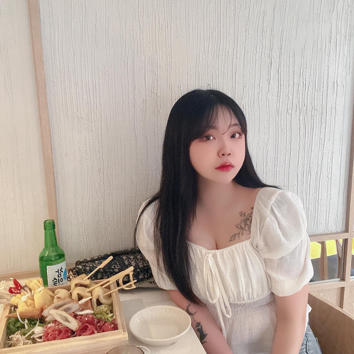 #협찬 #동명동 #다붓 

분위기 깡패 술집 다붓🫶

어묵샤브 진짜 꼭 머거죠라
채소랑 고기에 여러종류 어묵 들어가는데 특히 유부가 미틴놈👊
.
간술하고 가려했다가 고대로 두병 마셔버림
.
1층이 너무 이뻐서 2층은 안올라가봤는데 2층도 넘 이쁘다한다 다음엔 2층에서 인생샷 건져야지😙
.

📍 dabut_official
📍광주 동구 장동로 13-3
📍 매일 17:30-03:00
.
#동명동맛집 #동명동술집 #동명동핫플 #동명동카페 #동명동데이트 #동명동다붓 #광주신상술집 #광주분위기좋은곳 #동명동데이트 #광주가볼만한곳
