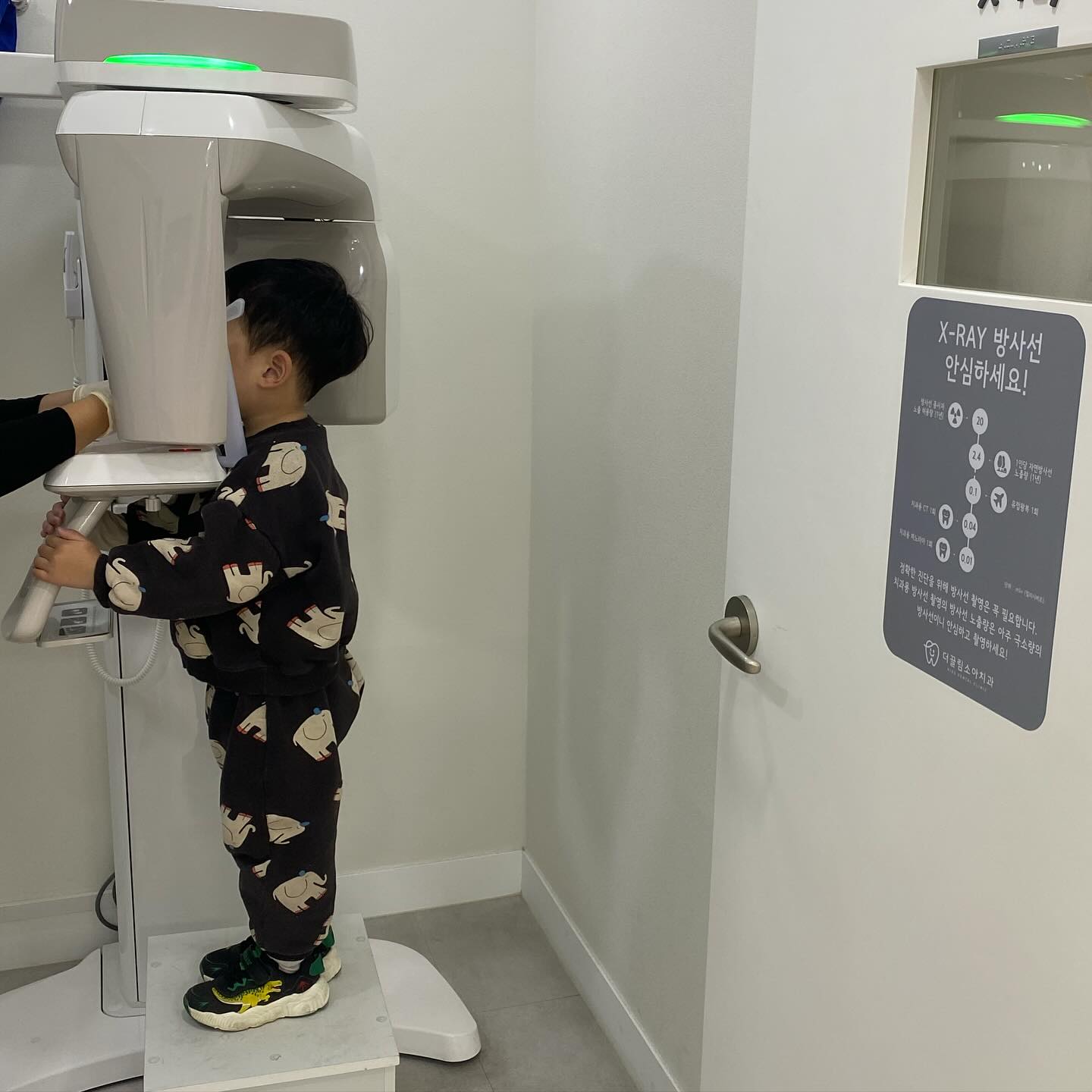 이거뭐라고기엽쥬

찍을나이가 된것도 기엽고

잘 붙잡고 있는것도 귀엽구

치카치카 잘하고 있고
문제없음 확인받은
영유아 구강검진이었음돠

✔️불소치약사용하기
✔️완두콩만큼사용하기

치과치료만큼 무서운거없잖아요 참 불편하고 ㅠㅠ
울애기들 검진 놓치지말고 잘 다녀오세요

검진개월수 공유해요🧡

#구강검진 
#영유아구강검진 
#49개월