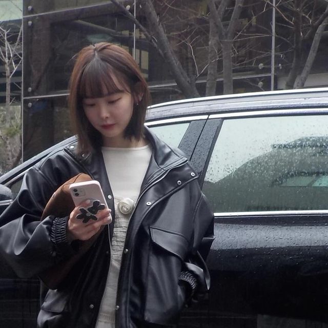  가은🐰 on Instagram: "#광고 #스탠다드에러 
요즘 너무 잘 입고 있는 가죽자켓을 소개해드리고 싶어요🖤
바로..!스탠다드에러 87-STAN012 하이넥 포켓 레더 자켓 이에요!❣️

보통 레더질감보다 소프트한 터치감으로 편안하게 툭 걸쳐 입을 수 있어서 손이 자주 가더라구요
그리고 어떤 룩에도 가볍게 걸치기 좋은 캐주얼한 룩이어서 저는 원피스랑 부츠와 코디해 시크한 분위기를 연출해봤어요🥰

여유로운 핏의 블루종 레더자켓을 찾고 계신다면 이 자켓을 추천드려요👍👍🖤

.

.

.
#스탠다드에러 #standarderror #남여공용자켓 #자켓 #데일리룩 #자켓추천 #간절기아우터 #jacket #パンツ  #outer #스탠다드에러x텍토리 #레더바시티 #하이넥레더"