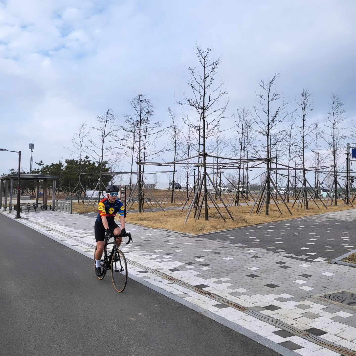 Mtb와는 다른 매력을 가진 로드자전거
Mtb에서는 느낄수없는 속도를 느끼고싶을때 한번씩 타는데
그 매력이 다른거 같아서 좋다.

#트렉라이드클럽 #변화 TREKBICYCLEKOREA

자전거를 타고 느낀 변화를 공유하면 한정판 ‘봉크백’을 받을 수 있으니 모두 참여하세요!

Rapha
라파 런칭을 기념한 스페셜 미션입니다. 트렉 자전거+라파 의류 셋업을 인증하시는 분들을 추첨하여 RCC회원권을 드립니다.

Optimum Nutrition
자전거 외 즐기는 다양한 운동, 건강한 라이프 스타일을 인증하면 단백질 파우더를 드립니다.

692KM Riding
자전거가 친환경 교통수단이 되기까지 필요한 탄소배출 692KM를 상징하여 4주간의 692KM라이딩 도전을 독려하며 선착순 50인에게 투어백을 증정합니다.