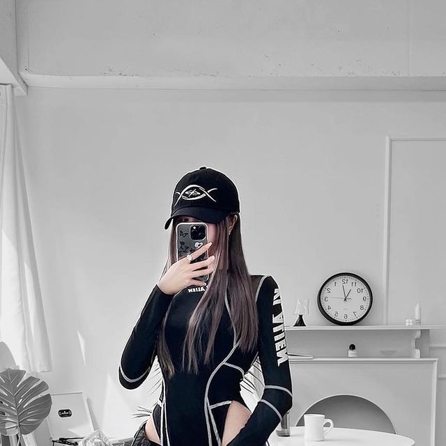 $s on Instagram: "#협찬무료제공 

[ ⚠️ ; ERR BY ERROIST ]
 
@err_by_errorist.kr의 D.N.A CAP BLACK이에욤🖤

하…졍말🥹 볼캡 너무 맛있쟈나🤤🔥 써본 볼캡 중에 역대급으로 핏이 너무 예뻤어요🫶 유니크한 자수는 D.N.A 이중나선 안에 메인로고를 넣은 디자인이래요!! 저처럼 이과라면 이번 시즌 컨셉 못참됴😤 모자가 넘 예뻐서 찍는 사진마다 인생샷인건 안비밀✨

첫 바디수트 입구 외국언냐처럼 힙하게 찍어봤는뎅, 어떤가욤?😈 

✔️ 유니크한 D.N.A 로고 디자인🧬
✔️ 깊이감 있고 챙이 긴 디자인(소두핏)
✔️ 뒷면 벨크로로 편리한 사이즈 조절✨

@callme_errorist #errbyerrorist #에르바이에러리스트 #사이버스트릿 #사이파이핏 #스트릿코디 #스트릿룩 #볼캡추천 #해체주의 #사이버펑크 #futurelook"