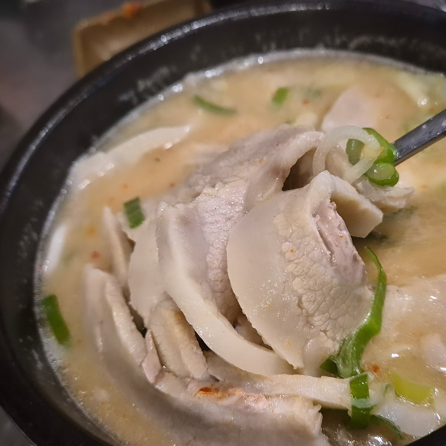 유명한 이유가 있었네

누린내 없이
진짜 깊이가다르다

국물이 진국

어린이국밥도 고기반 국물반

고기가 너무 많다

아침을 위해
세수만 겨우하고 다녀옴

#수변최고돼지국밥 
#수변최고돼지국밥민락본점 
#부산맛집
#부산돼지국밥
#부산여행
#해운대맛집
#광안리맛집