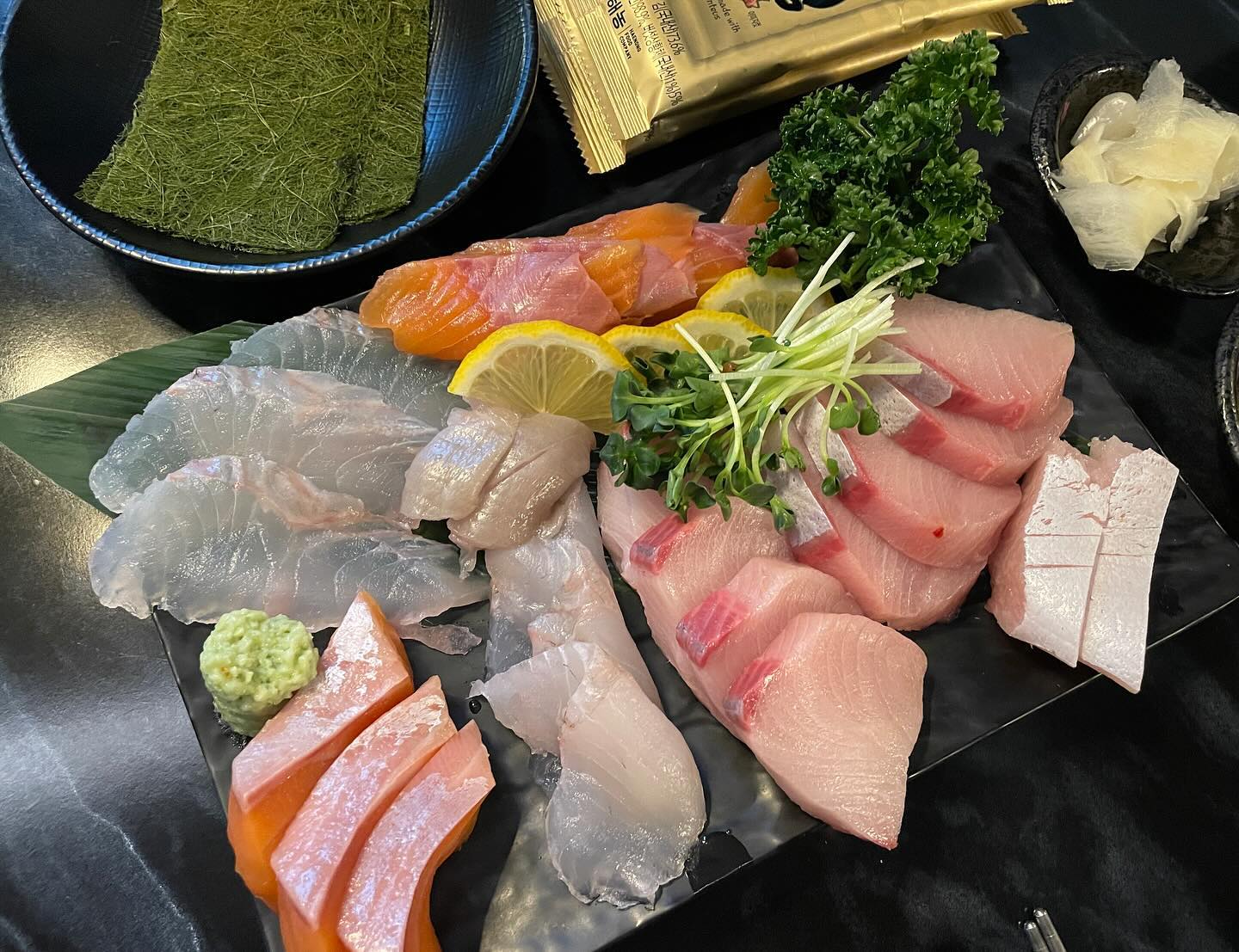 #협찬
📍19도이자카야
📍서울 관악구 신원로 39 2층
⠀
신림역 감성적인 인테리어에 맛있는 숙성회를
맛볼 수 있는 💎보물 같은 신림술집 '19도이자카야'

19도이자카야 만의 비법 숙성회는 입에 사르르
녹을 정도로 엄청 부드럽고 맛있어요😍
양이 적은가? 싶었는데 절대아님‼️
회가 워낙 두툼해서 한 점만 먹어도 입안 한가득 꽉 차요

사이드로 시킨 초밥하고 19해장라면 취향저격🎶
특히 19해장라면!! 너무 맛있어서 배불러도
마무리로 꼭 주문하시길 강추합니다👍👍
웬만한 횟집보다 맛있어서 다시 찾고 싶은 신림맛집

🔅19doiz

#신림술집 #신림데이트 #신림핫플 #신림숙성회 #신림가볼만한곳 #신림맛집 #신림역술집 #신림역핫플 #신림역맛집 #신림횟집 #서울맛집 #신림방어회