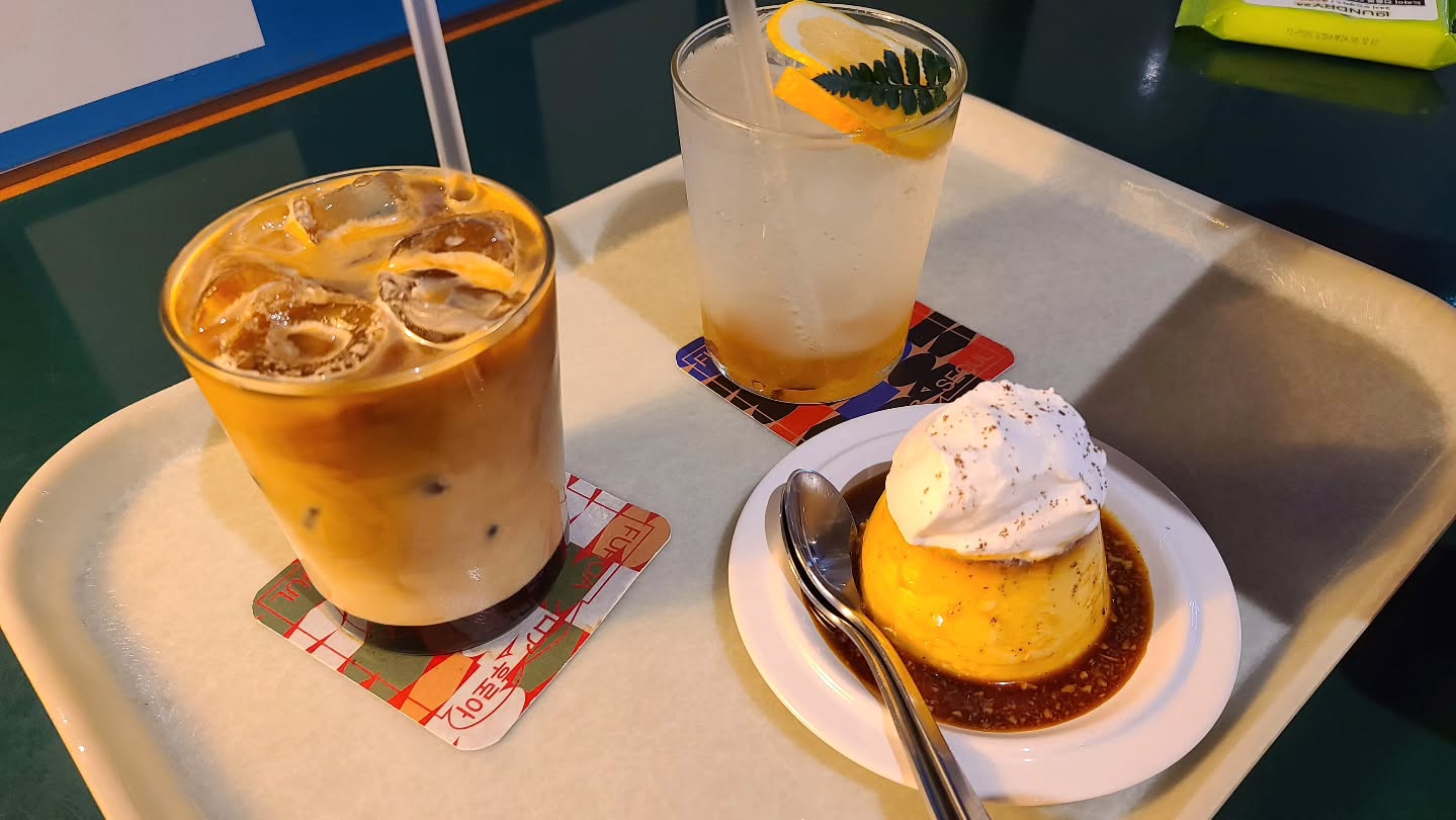 #명동카페추천 #후로아 

푸딩이 맛있는 카페라는데 
커피는 잘 안마시지만 ㅋㅋㅋ 
커피향이 좋았음 
푸딩도 맛있었음 ㅋㅋ

요쪽은 잘 안다녀봤는데 
괜찮은데가 꽤있네요 ㅋ

일단 여기도 마음에 들어서 피드로 기록 ❤️🫰
