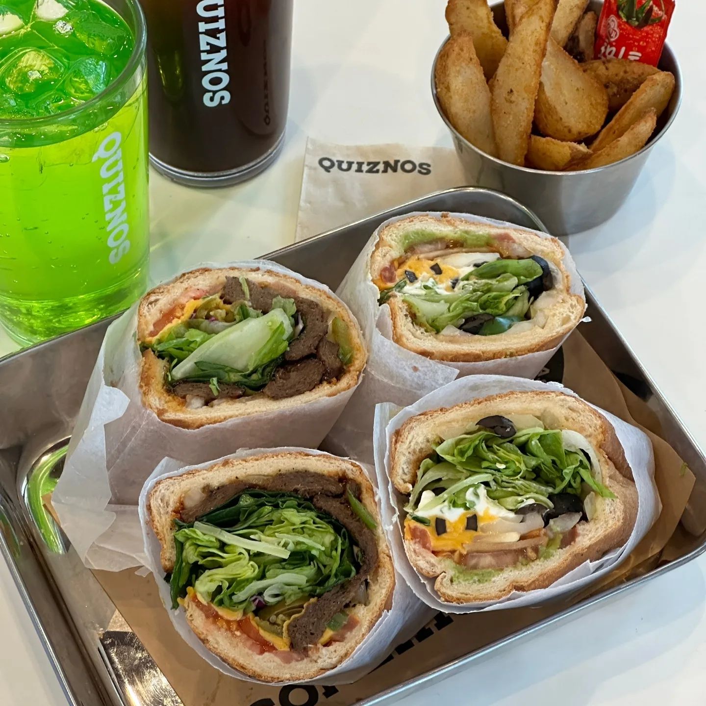 샌드위치 맛있다고 잘 알려진 퀴즈노스가 대전 카이스트 안에 새로 생겼어요!
샌드위치 내용물도 알차고 재료들도 신선해서 자주 갈 것 같아요💛

어제 오픈한 따끈따끈 신상 샌드위치 맛집이에요😍
샌드위치 종류가 정~말 많아서 고민했었는데 사장님께 고기 좋아한다고 하니 
플렉스 스테이크 추천주셨어요!! 사장님 픽 샌드위치는 말해 뭐해 존맛이었어요!💕

친구는 리코타 베지&아보카도 샌드위치로 시켰는데 야채들도 신선하고 아보카도가 부드럽게 씹혀서 맛있다고 하더라구요!! 다음에 먹어봐야겠어요ㅎㅎ

오픈 이벤트 행사로 3월 22일에는 텀블러 증정한다고 하네요! 
그리고 모든 샌드위치 구매 고객들에게는 3단 쿠폰을 주나봐요~ 저도 쿠폰 받아왔어용

📍퀴즈노스 카이스트점 open!

#퀴즈노스 #협찬 #샌드위치맛집 #대전샌드위치 #대전카이스트맛집 #퀴즈노스샌드위치 #퀴즈노스메뉴추천 #QUIZNOS #대전유성구맛집 #대전샌드위치맛집 #대전유성구카페 #샌드위치맛집추천