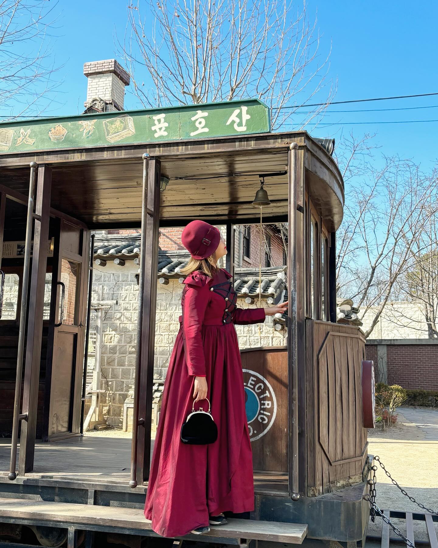 #협찬 #제작지원

선샤인 스튜디오에 모여라!

충남 논산의 선샤인 스튜디오에서
tvN 드라마 ’미스터 선샤인‘이 거의 대부분 촬영됐대요.

이제야 방문해본 선샤인 스튜디오!
의상대여 체험도 하고 사진도 많이 남겨왔어요.

✔️포토존
한성전차, 글로리호텔, 한성전기,
청풍관, 불란셔제빵소 등 많음

✔️양품점 대여
세트A 의상, 소품 2개
성인 3만2000원, 어린이 2만7000원
세트B 의상, 소품 3개
성인 3만5000원, 어린이 3만 원
단품 대여도 가능, 이용시간 일괄 2시간

✔️정보
충남 논산시 연무읍 봉황로 90
10:00~18:00, 수요일 휴무
성인 1만 원, 청소년 8000원,
경로(65세 이상) 6000원, 소인(4세~초등학생) 6000원

#선샤인스튜디오 #논산여행 #논산광광지 #논산시 #논산가볼만한곳 #논산여행지추천 #논산경치여행 #논산체험여행 #충청남도 #충남관광협회 #논산볼거리 #논산놀거리 #논산포토스팟 #여행 #국내여행 #여행스타그램 #여행좋아 #일상 #일상소통