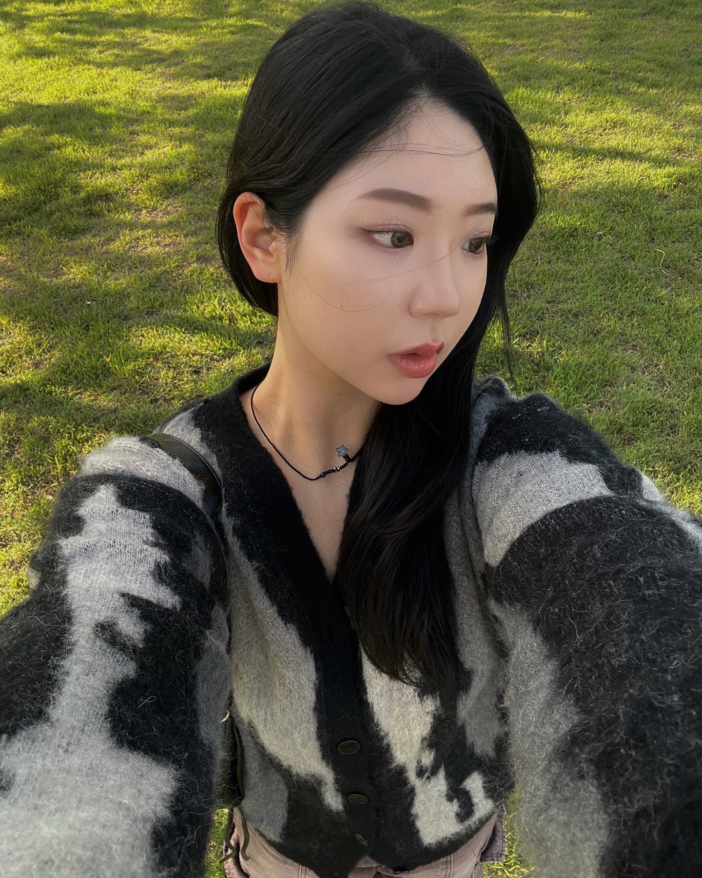 endoor_official 
가디건 예쁘게 만든거 사과해요 나한테 ~‼️♥️
나 반해버렸어 정말루다가..
.
.
.
#엔도어 #가디건 #가디건맛집 #fw #일상룩 #일상 #코디 #룩북촬영 #옷코디 #무신사 #무신사스냅 #스냅촬영 #무신사스탠다드 #스트릿 #룩북 #미니멀 #패션코디 #빈티지 #빈티지맛집#스트릿맛집 #광고 #협찬 #instagood #follow4followback #like4follow #makeup #daily