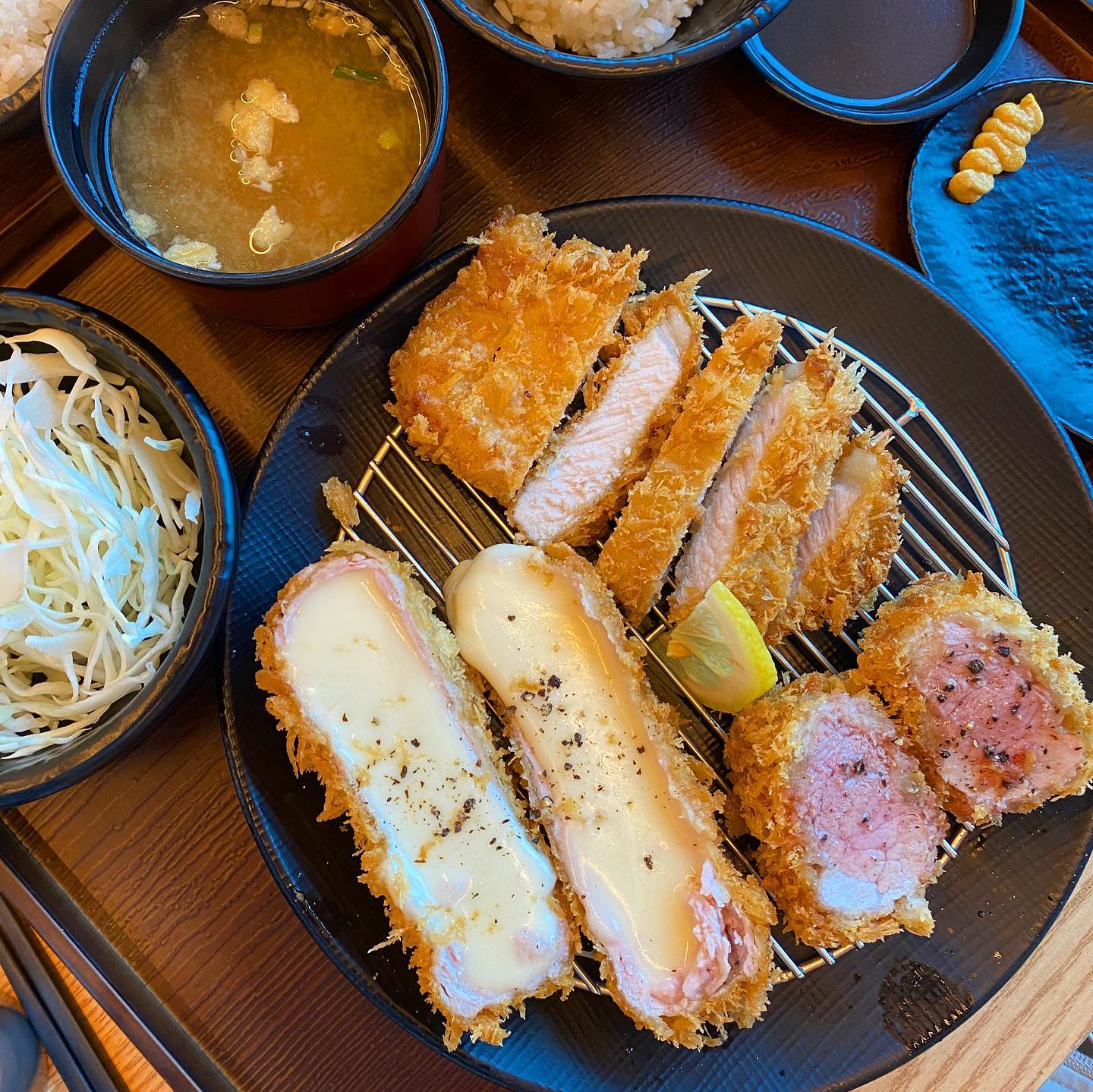#삼백돈돈가츠 #nc유성맛집 
남편이랑 쇼핑 후 방문한 #봉명동맛집 #삼백돈
2명이지만 2인세트에 냉소바 추가!
요즘날씨에 냉소바 안먹으면 반칙이라구여~
안심만큼 부드러운 삼백돈특등심
쭈욱 늘어나는 치즈돈까스 아주 칭찬해🥹

➿삼백돈돈카츠NC유성점
➿삼백돈2인세트 : 34,000원
➿냉소바 : 7,500원