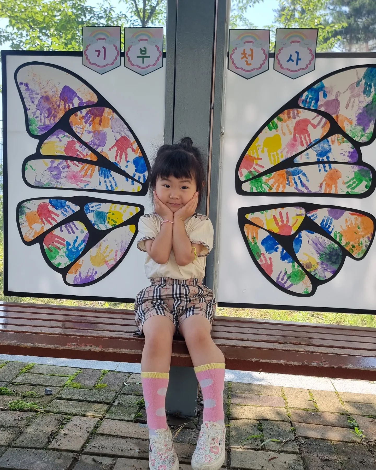 부모참여수업
이번엔 바자회 타임
뙤약볕에서 땀 질질나서 죽겠다만은
천원,오백원의 행복이다.
타투,네일,목걸이 만들기,장바구니 꾸미기 등
선생님들은 오늘만큼은 이모라며
영업도 하시고 장사도 하시고
애들은 직접 비용 지불도 하고 체험도 하며
잘도 즐겼다.
물풍선던지기는 1회만인데 의외로 동생반은
울고 안해서 예원이는 2번 했음
날도 덥고 전날 비도 와서 여의치 않았을텐데
선생님들의 노고에 박수를!
.
.
.
#20230616 #생후1501일
#49m8d #부모참여수업
#넘덥다 #몇일전에산모자는어디로갔냐