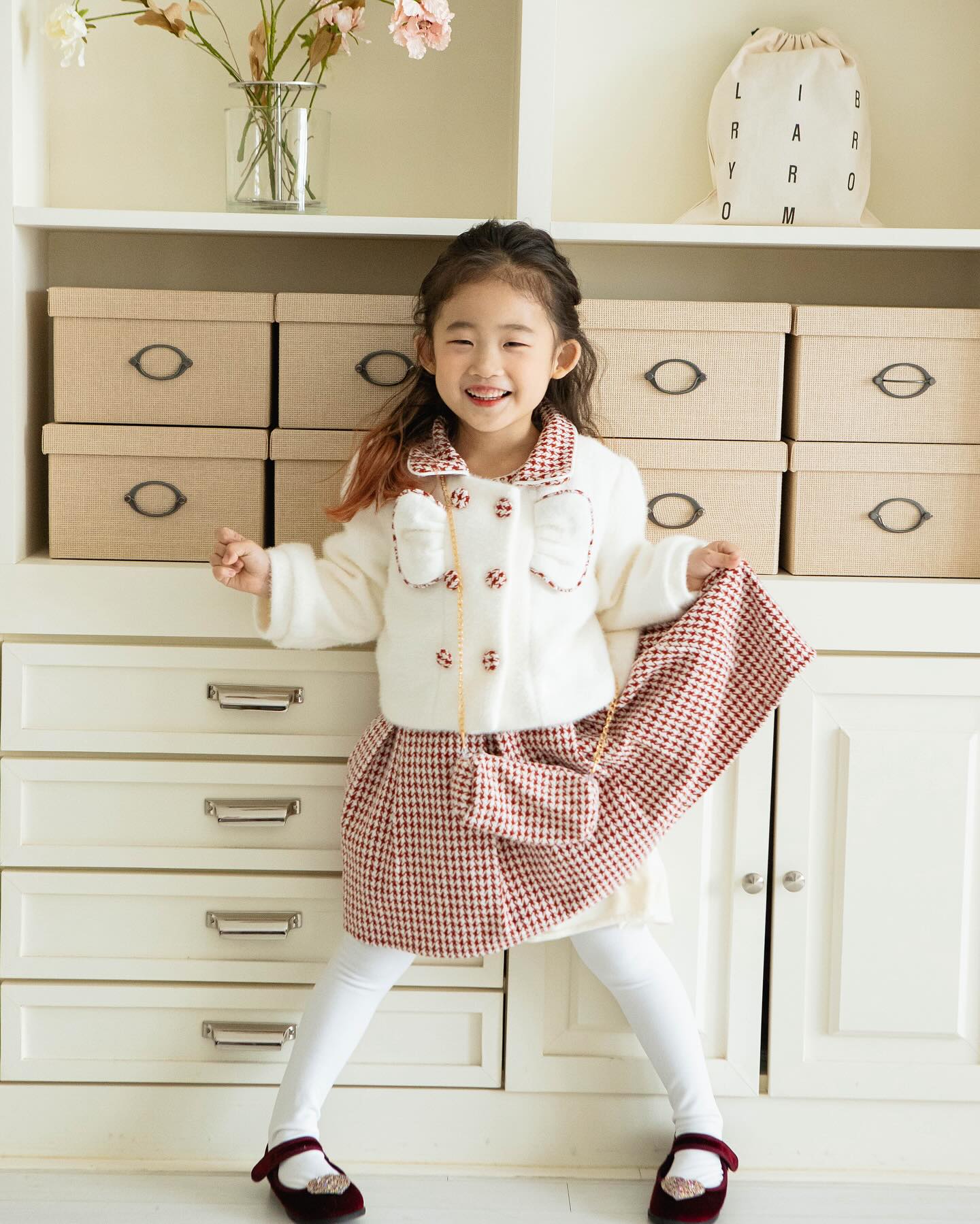 스튜디오에 도착하면 항상하는 질문 
“엄마 여기도 나니이모 집이지?”
좋아하는 나니이모랑 겨울 ❤️
이모는 이쁜집이 많아서 좋겠다 🤩
그리고 헤메실장님께는 
“이모 화장품이 많아 부러워요 ! 나는 어린이집갈때 화장을 못하니까 침을 바르고 가요 ! 나중에 돈 많이 벌고 부자되서 화장품 많이 살거에요 😎”

촬영이 시작되면 이모 우리 촬영하지말고 그냥 뛰어놀아요 🤩

📸 nanigrapher 
💄 @고무다움 
🏠 marian__studio 

#윤슬 #윤스리 #윤쯔리 #윤슬이그램 #달콤이그램 #키즈모델 #여아모델 #광고모델  #캐스팅 #섭외 #캐스팅디렉터  #신인개발팀  #아역모델  #아역배우 #아동모델  #아동복모델  #촬영 #촬영기록