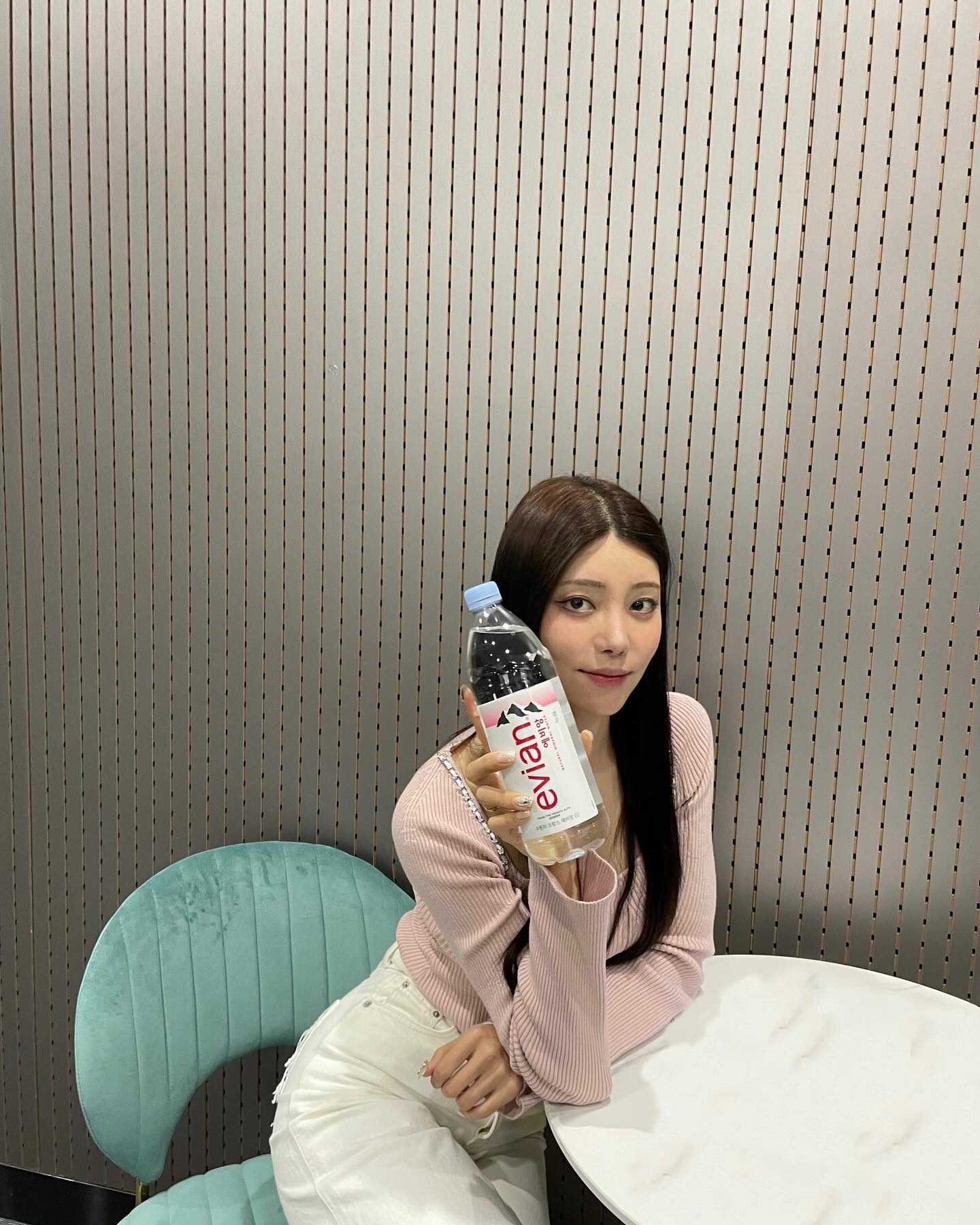 에비앙  하루 1L씩 한달 마시고 영해지기 시작💦

다이어트하느라 물을 자주 마시는 습관들이기중인데
에비앙은 프랑스 알프스 빙하수로 칼슘, 마그네슘 등 자연그대로의 천연미네랄이 함유되어있고, 물 특유의 비릿내도 없고 깨끗해서 손이 더 자주가요🩵

운동하기 좋은날, 늘 함께 evian🤍

#에비앙 #evian #Live young
#프랑스 #알프스 #미네랄워터 #프리미엄생수 #명품생수
#수분충전 #하루에비앙 1L #물마시기