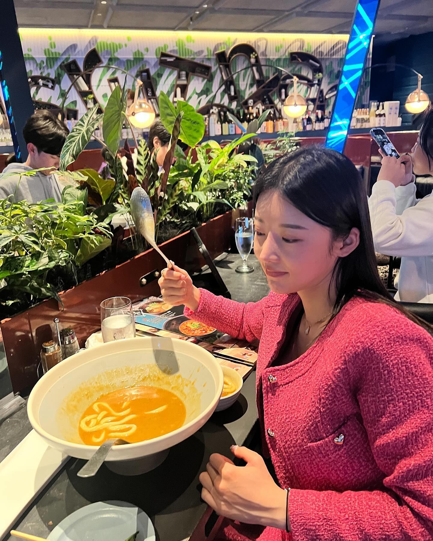 🇯🇵도쿄 맛집_츠루동
tsurutontan_official 

장난없는 빅사이즈의 우동그릇🫕
세숫대야 우동으로 유명하대요~
비교해보라구 주먹과 얼굴이랑 같이 찍어봤어요!

여러 지점이 있구, 백화점 내 식당가에도 있을만큼 현지인들에게도 인기있는 맛집임!

카레우동, 유부우동, 소고기초밥

모두 올킬할 만큼 JMT

디제잉 기계두있던데 디제잉하는 타임에 재방문하고싶다😵‍💫