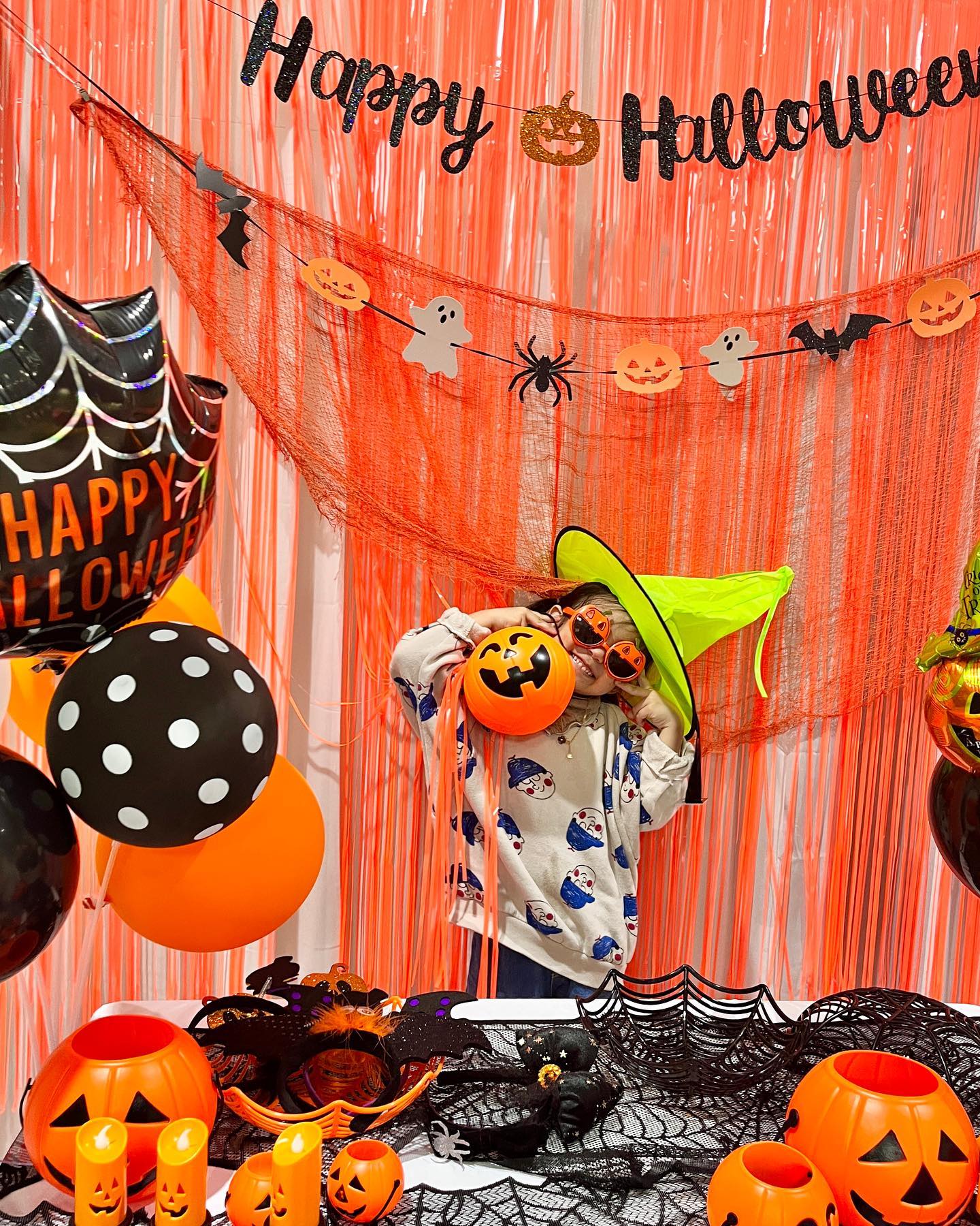 #🎃

예쁜 포토존은 그냥 지나칠 수 없지❤️
사진이 너무 예쁘게 나오는 
도란도란만의 할로윈 포토존🎃👻🧙

서로 맘에드는 모자도 양보하고,
귀한 센터자리도 양보하는 
사랑스러운 우리의 최강박송❤️

#최강박송 #예쁘고귀엽고사랑스럽고 
#너희의우정을응원해❤️ 
#단독대관키즈카페 #도란도란키즈카페 #할로윈포토존