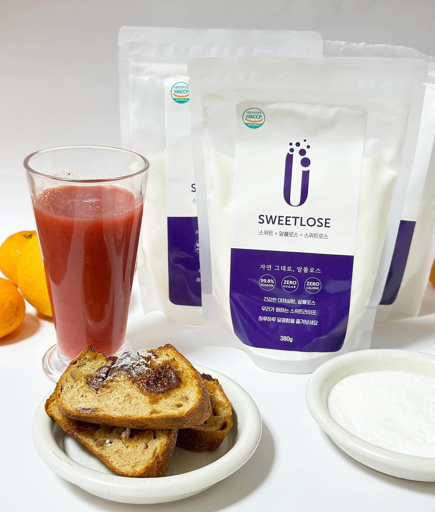 #협찬 gyeonggi_bakery

설탕 대신 건강한 알룰로스 스위트로스 💖
Sugar Free, 칼로리 Zero의 구원템!

✔️ 설탕대비 약 70% 감미도를 가졌고
설탕과 가장 유사한 단맛을 가진 대체당으로
가장 많은 사랑을 받은 주방 필수 아이템이 아닐까 싶어요!

집에서 딸기 생과일 주스를  해먹었는데
영.. 단 맛이 부족해서 바로 알룰로스로 단맛 추가 😆👍🏻

베이킹 재료로 사용 하기도 좋고 슈가파우더처럼
솔솔 뿌려 먹으면 또 얼마나 맛있게요~? 🩵

✔️ 다이어트, 당뇨 환자, 건강한 단 맛이 필요하신 분들께 추천!
절임류 제외 모든 요리에 활용 가능한 알룰로스를 기억하세요 ㆅ

⭐ 미국 식품의약처 FDA 에서 GRAS등급 획득
안전한 차세대 감미료로 평가받고 있으니
그 어떤 대체제들과는 비교할 수 없겠죠?

거기다 설탕과 동시에 물에 섞었을 때에도
녹는 속도가 차원이 달라요 😘

사랑하는 가족과 아이들 그리고 나 자신을 위해 
이제는 집에 알룰로스를 필수로 구매해두세요 ♥

#다이어터식단 #설탕대체 #알룰로스 #다이어트식단 #베이킹재료 #설탕 #다이어터 #칼로리낮은음식 #제로슈가 #식단추천 #저당 #알룰로오스 #식단일기 #알룰로스스테비아 #설탕대체제 #슈가파우더 #좋아요반사